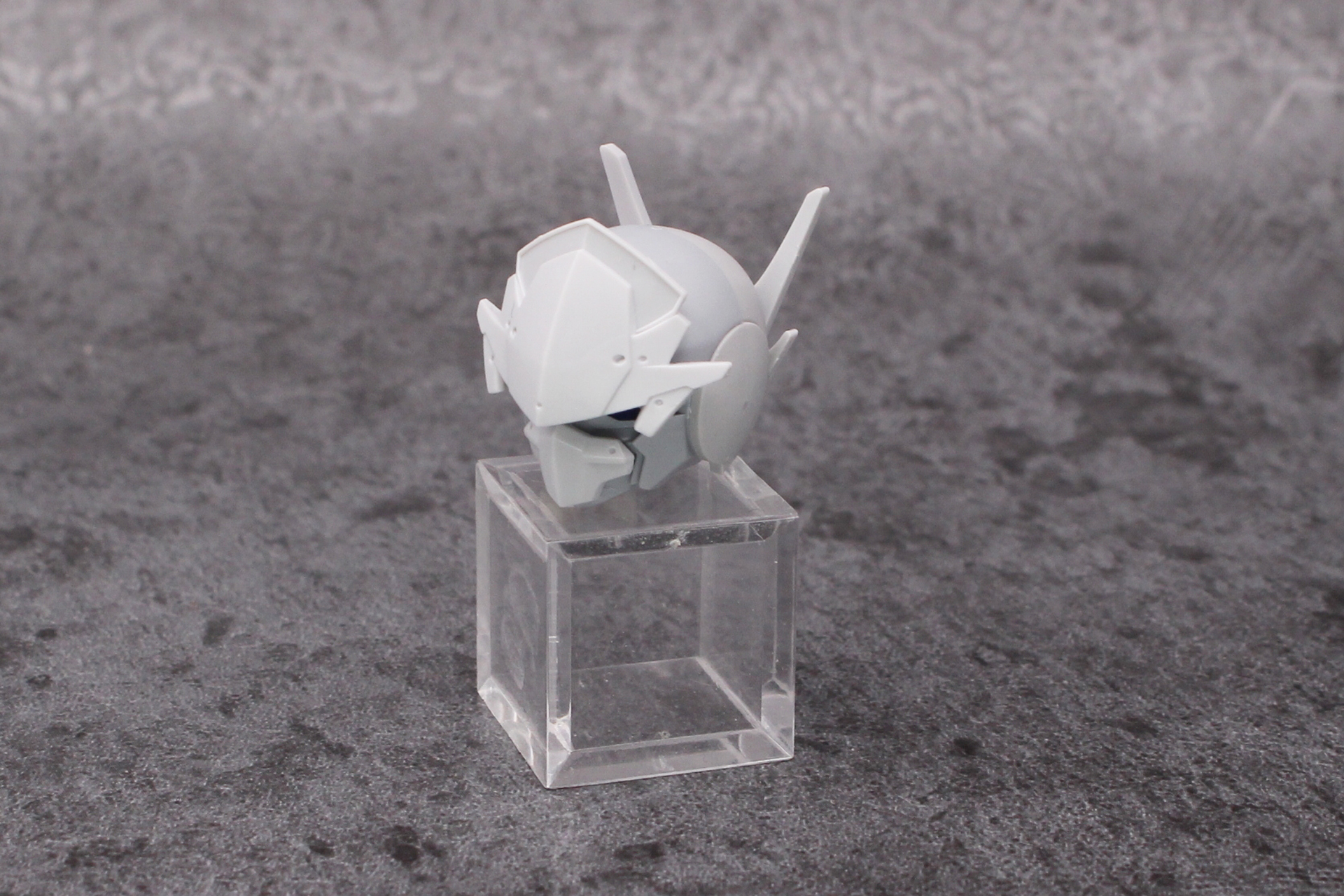 頭部に飾りを取り付ける。口のマスクはシルエットのそれとは別のものだ