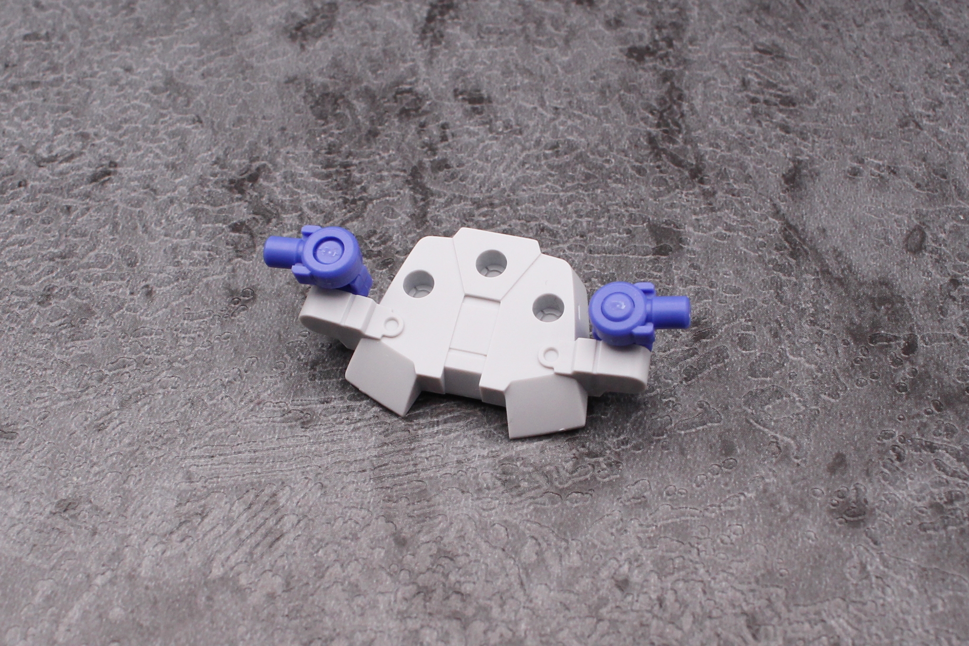 背中のハーネスの組み立て。ジョイントは前後と上下にスイングする