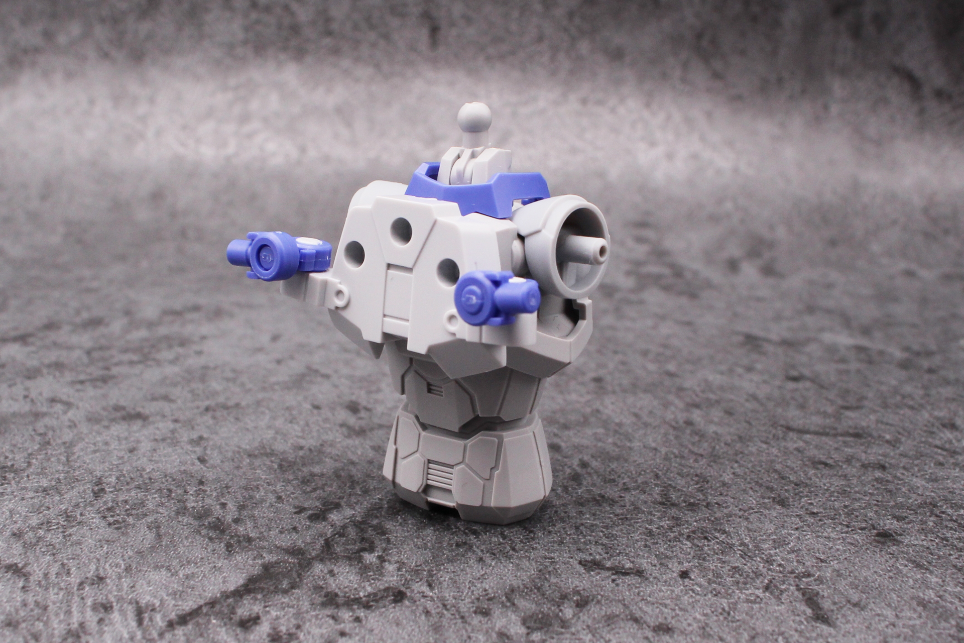 背中のハーネスの組み立て。ジョイントは前後と上下にスイングする