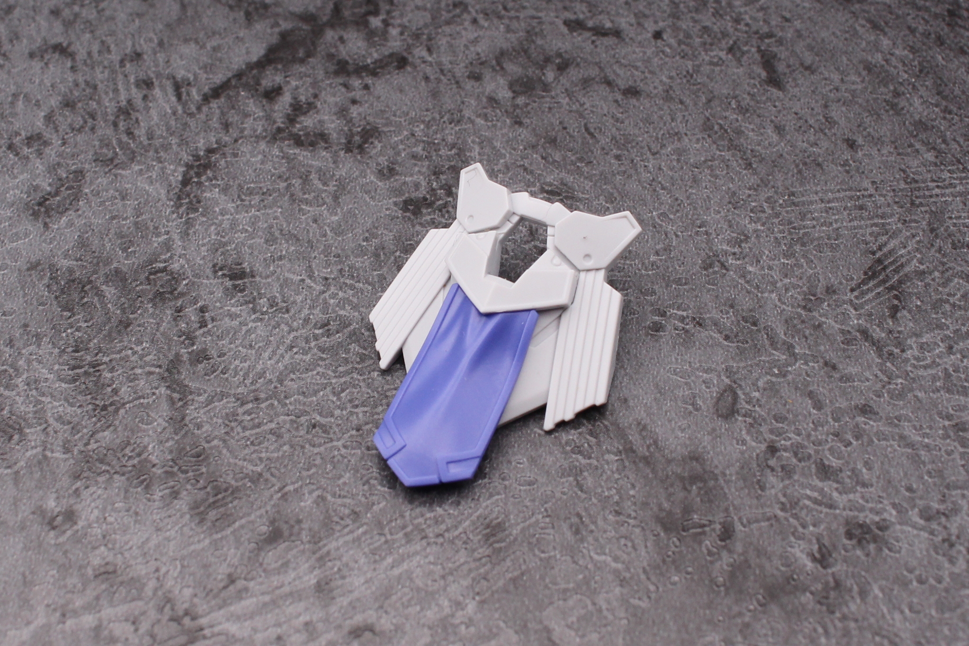 胸アーマーを組み立てて取り付ける