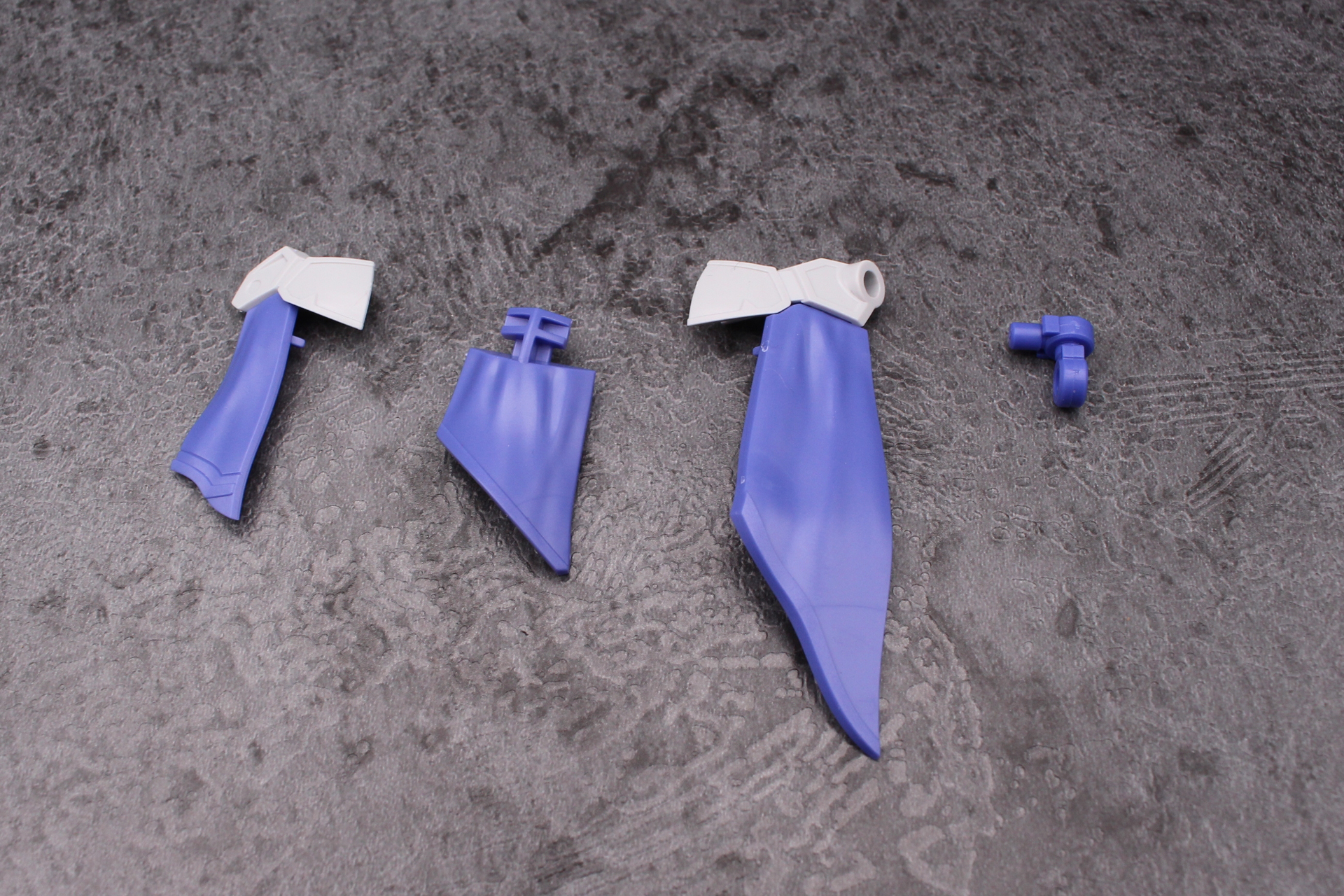 腰アーマーの組み立て。左右2組作る