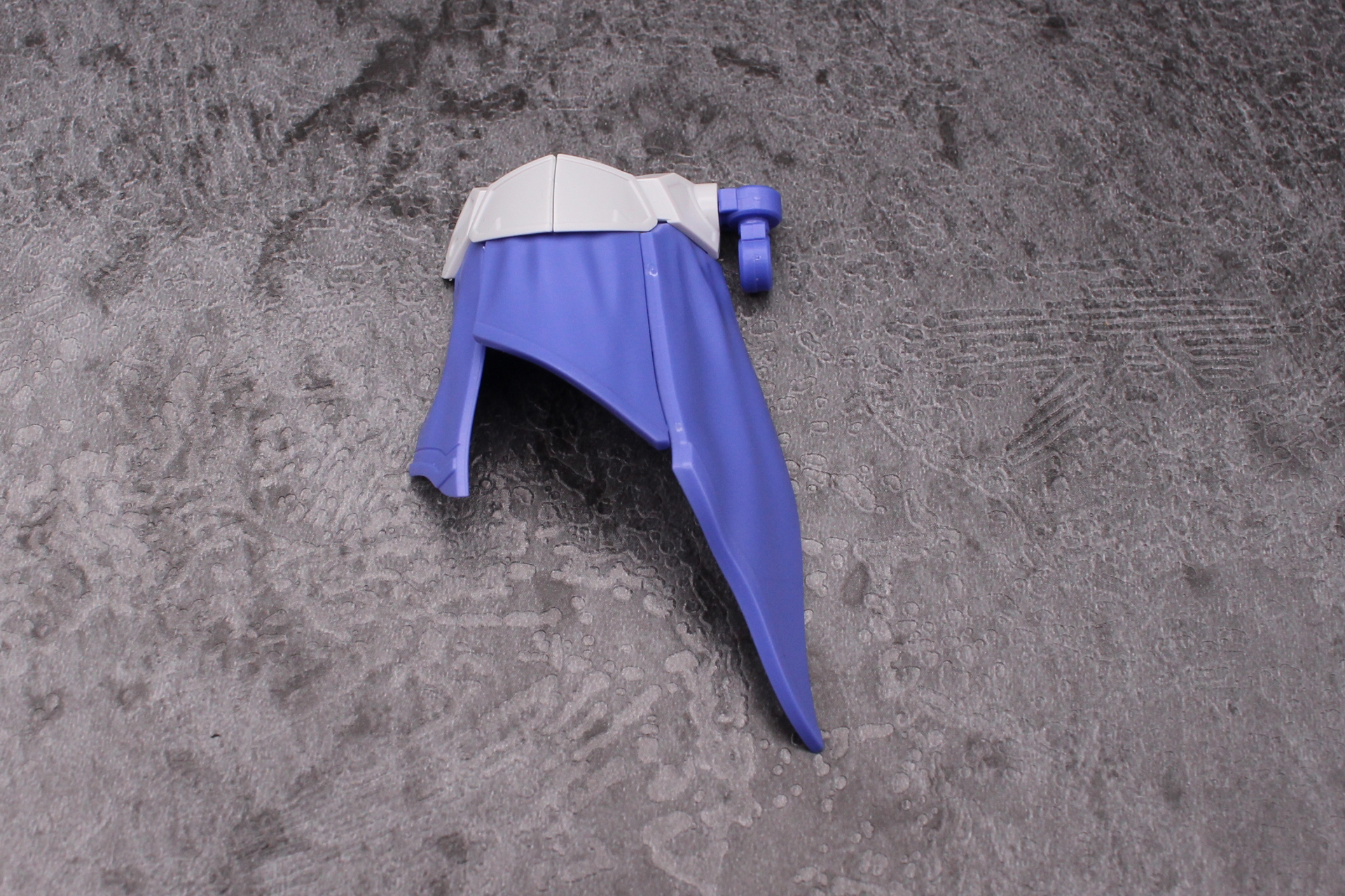 腰アーマーの組み立て。左右2組作る