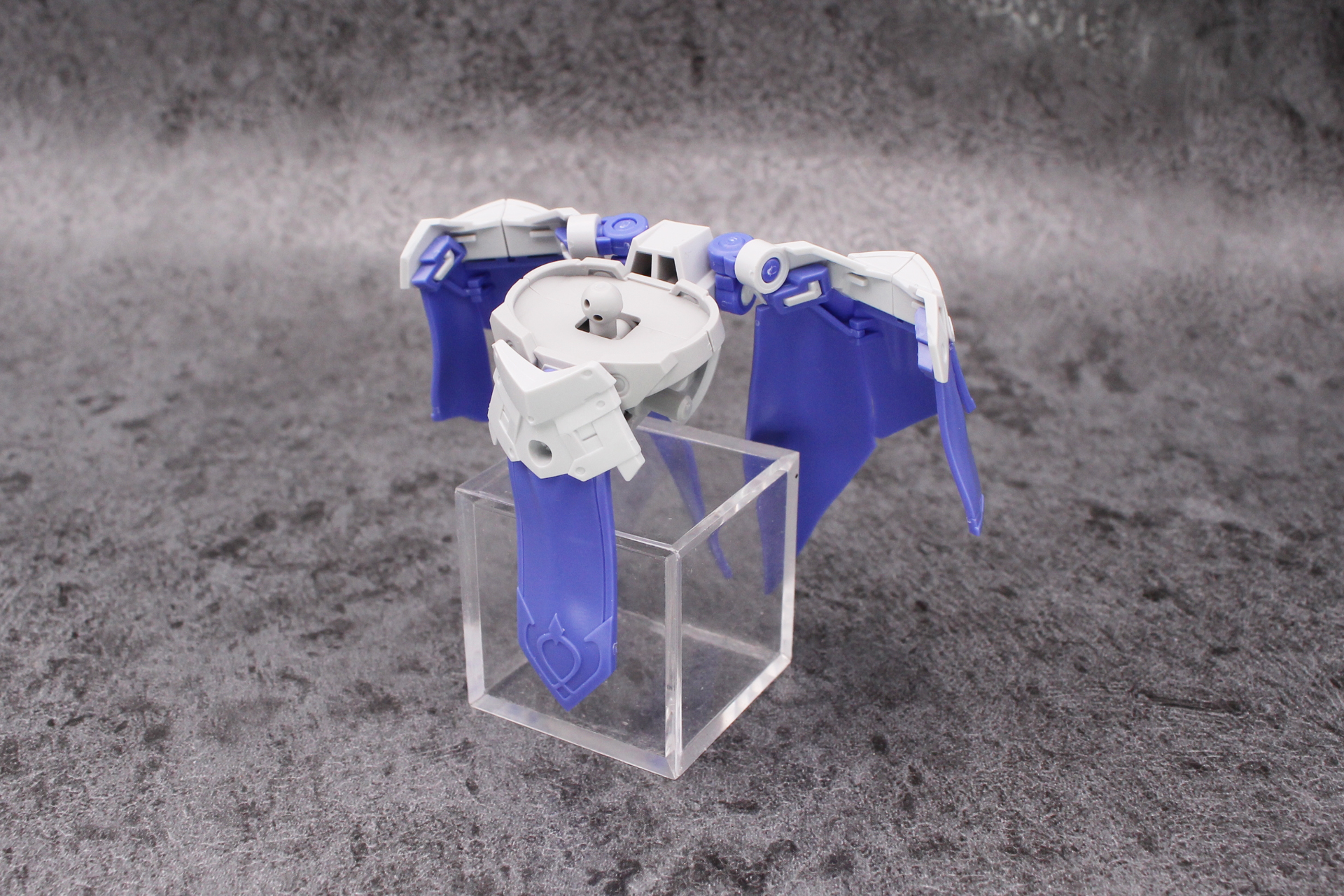 腰部の前後に組み立てたアーマーを取り付ける