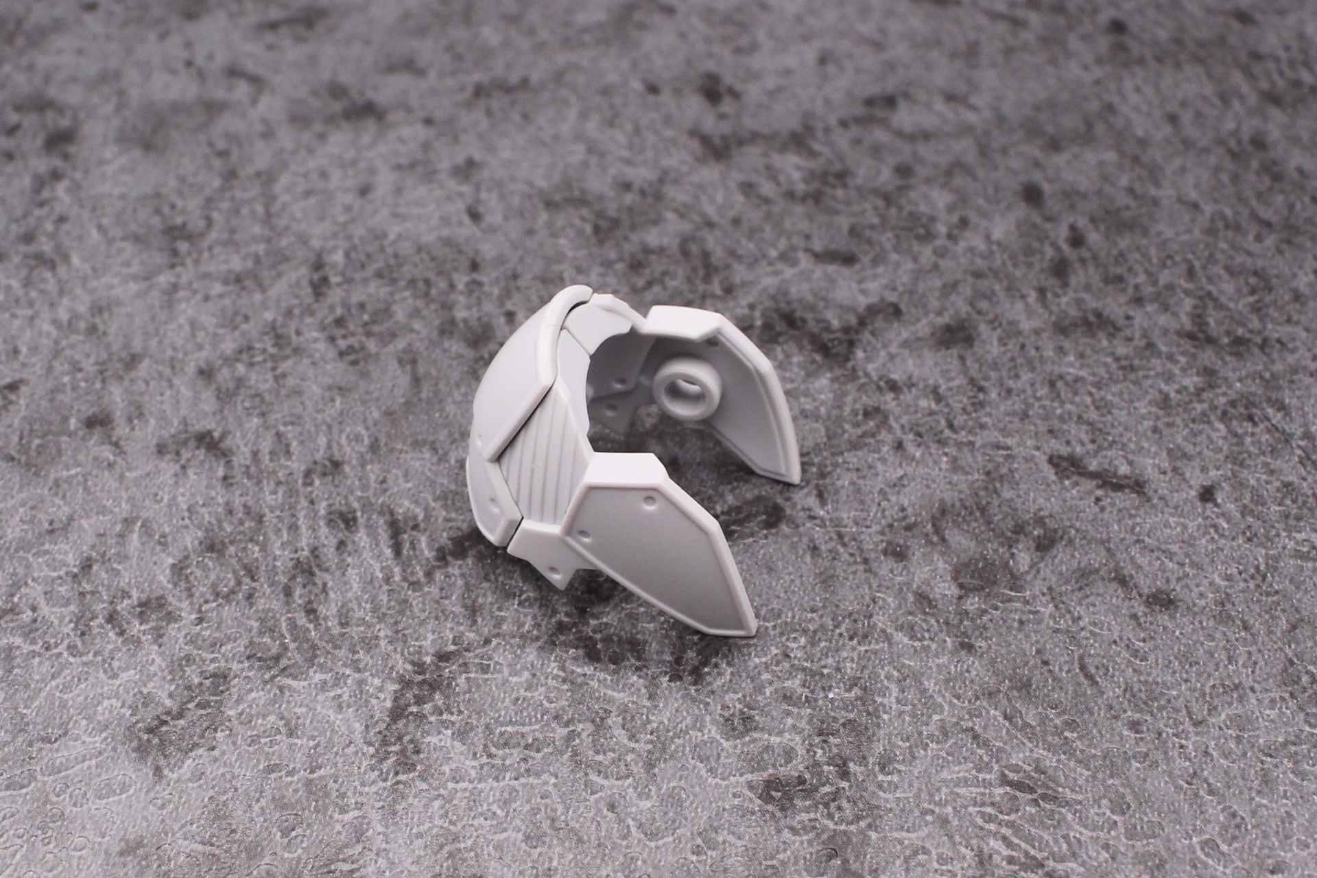 肩アーマーの組み立て。片側3パーツで構成