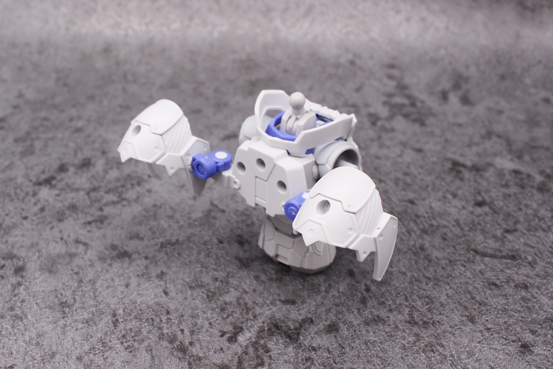 背中のハーネスのジョイントに肩アーマーを取り付ける