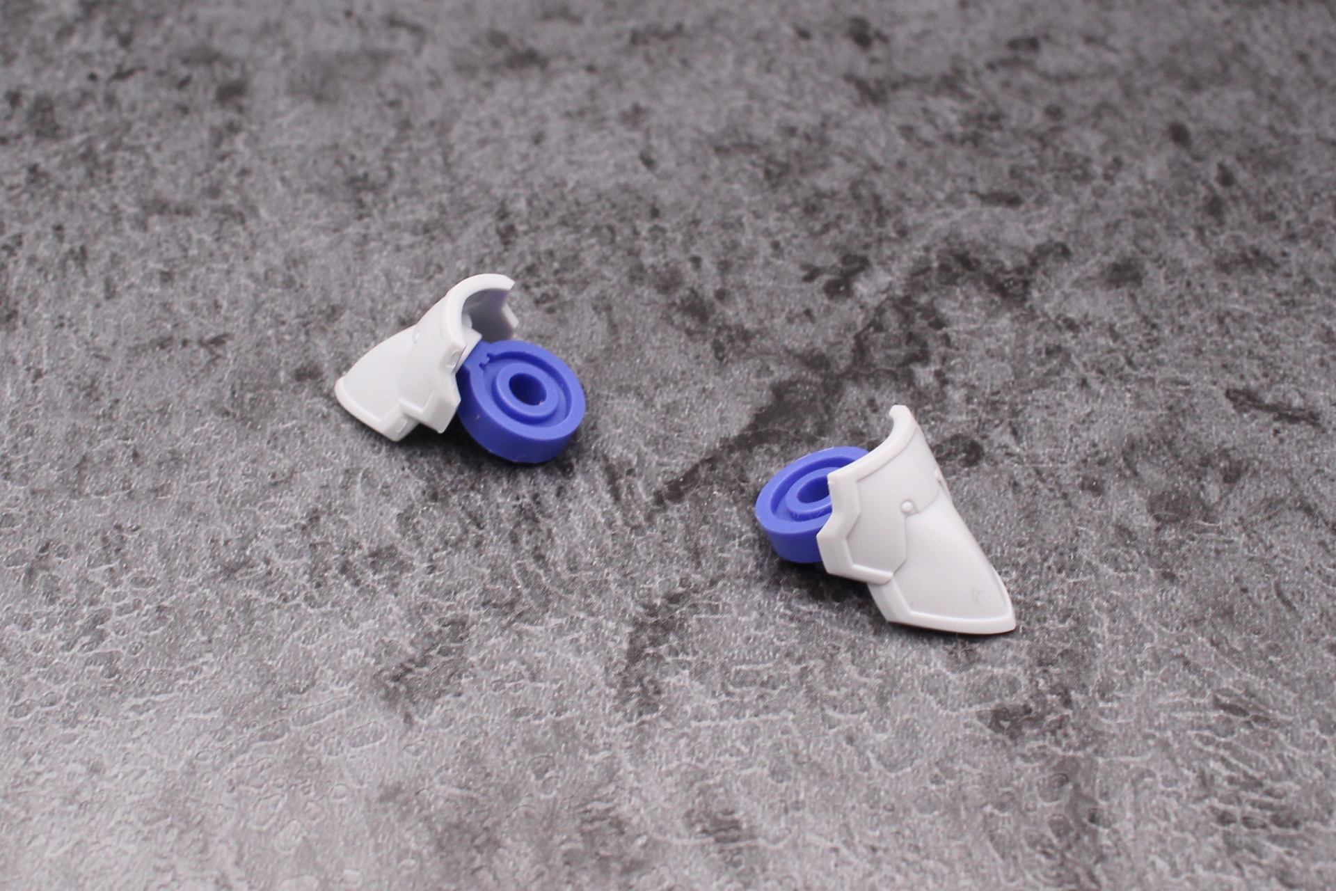 上腕アーマーを組み立てて取り付ける。取り付け時はリングごと交換する