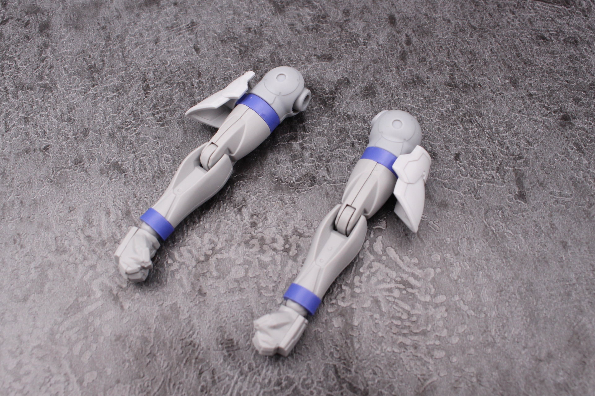 上腕アーマーを組み立てて取り付ける。取り付け時はリングごと交換する