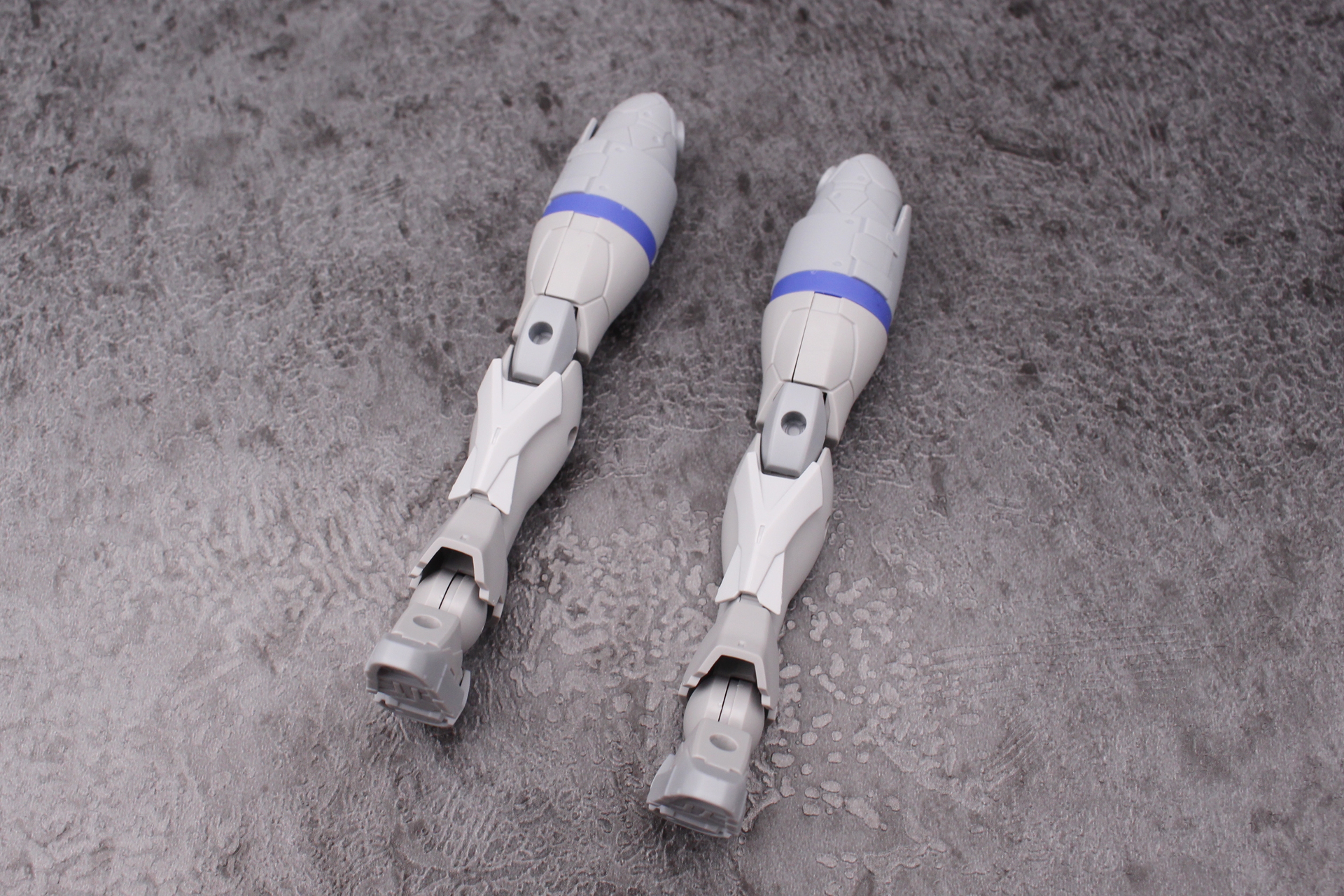 両脚の向こう脛にアーマーを取り付ける