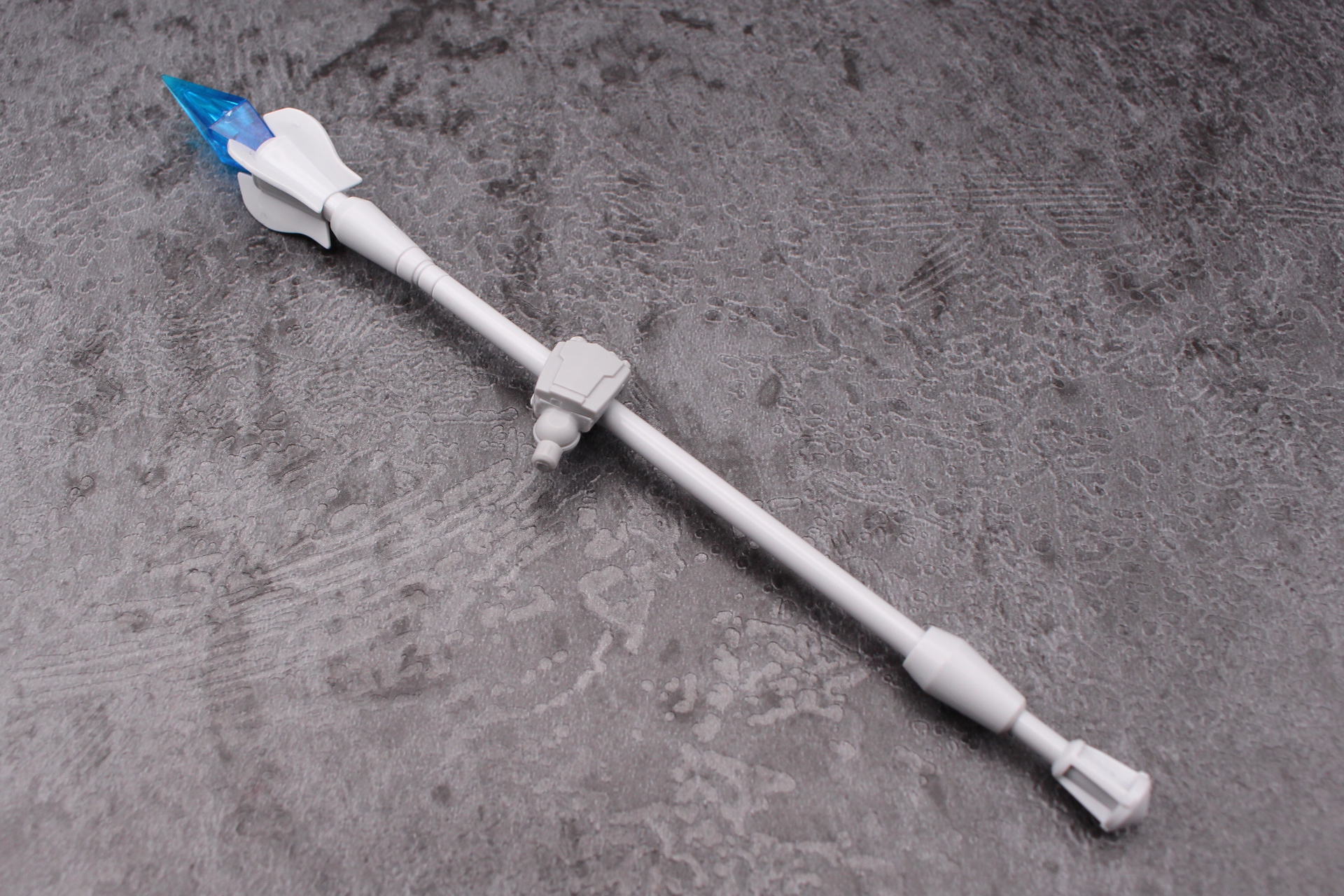 杖の組み立て。先端のクリスタル状の飾りは2パーツの構成。手に持たせるときは手首を通してから下端の飾りを取り付ける