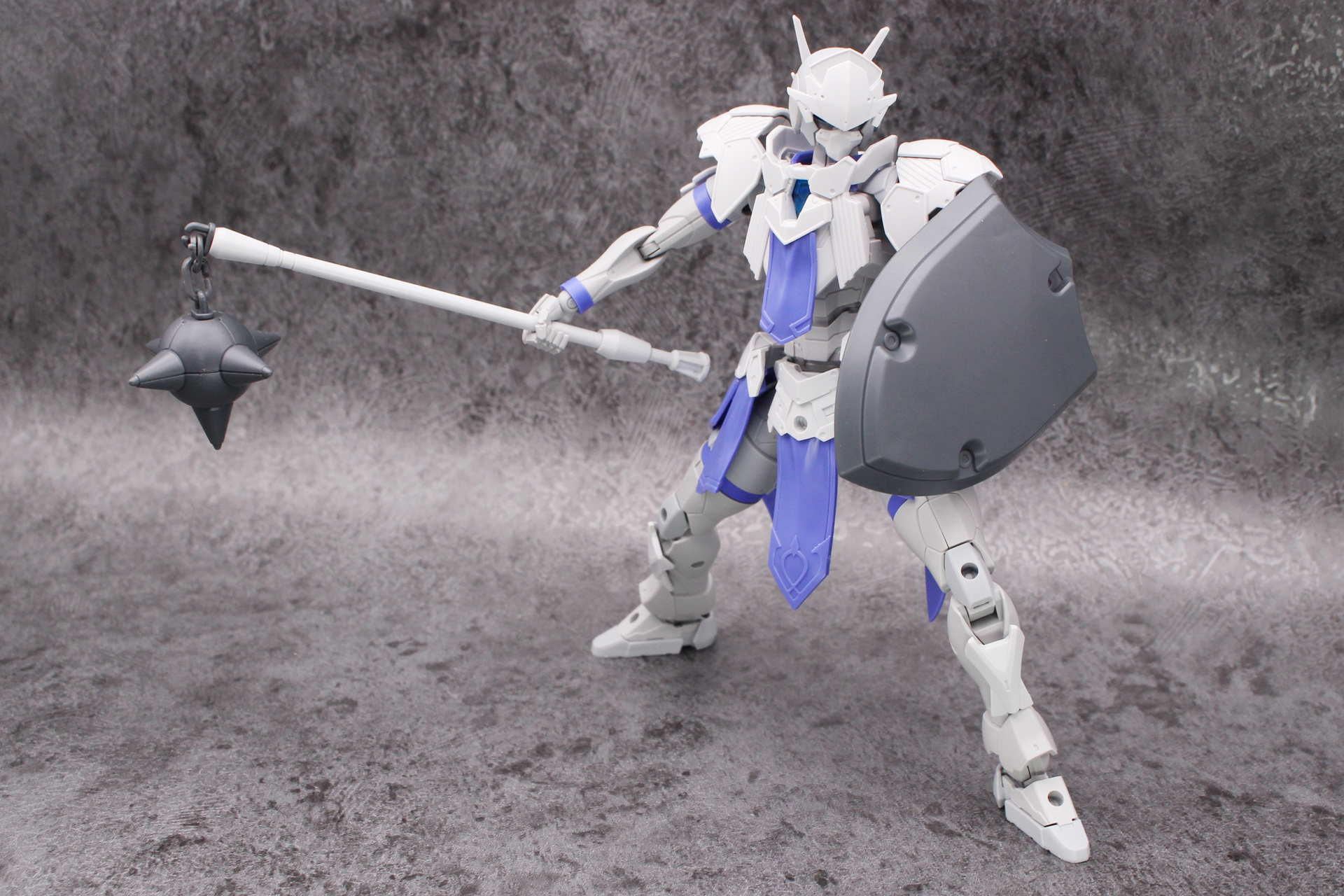 「カスタマイズウェポンズ （ファンタジー武装）」の鉄球、「カスタマイズマテリアル（チェーンパーツ/マルチジョイント）」のチェーンの組み合わせでフレイルを再現してみた。シールドは「30MF アイテムショップ1 （ナイトオプション）」のものを使用