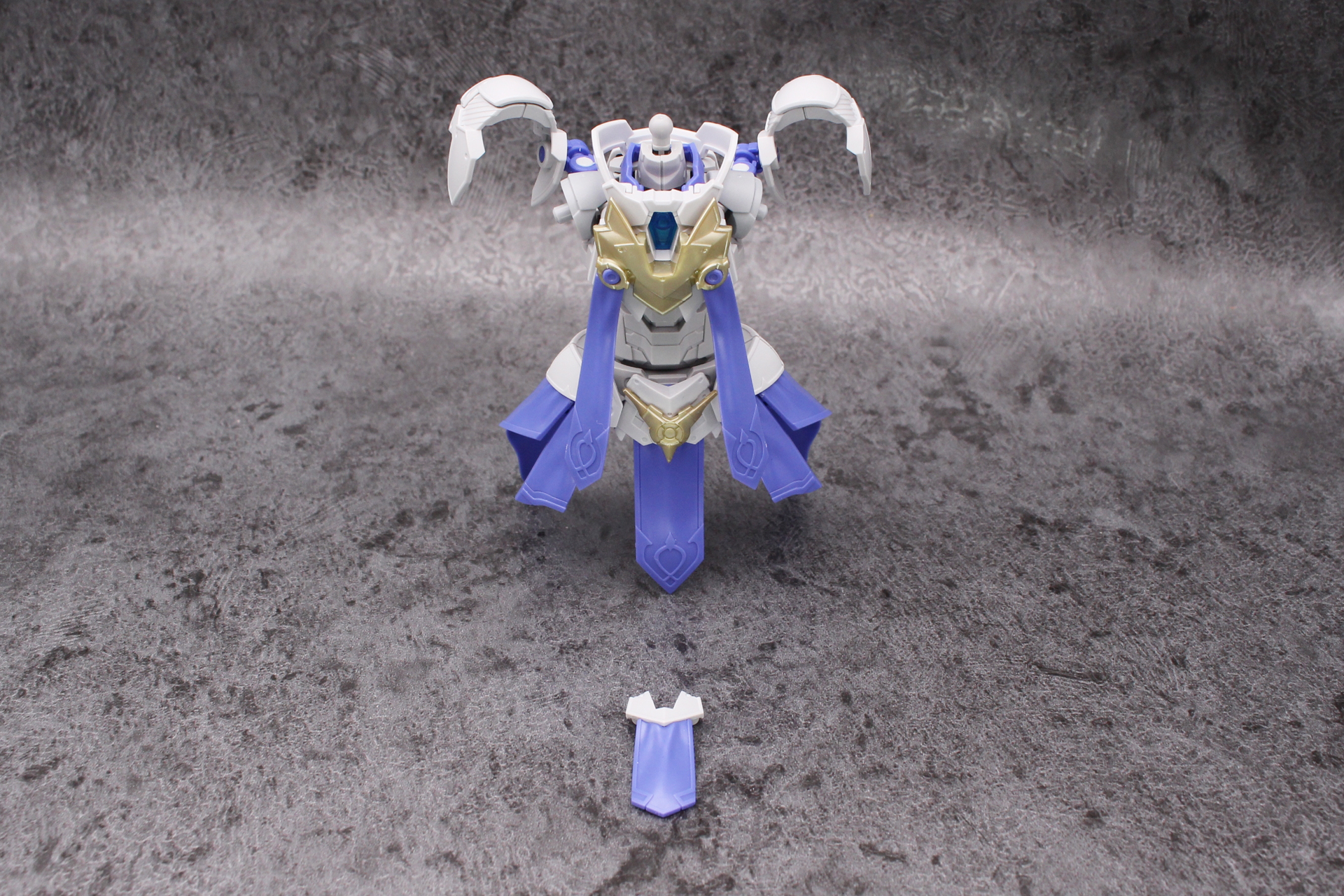 胸のアーマーを交換し、腰に飾りを取り付ける