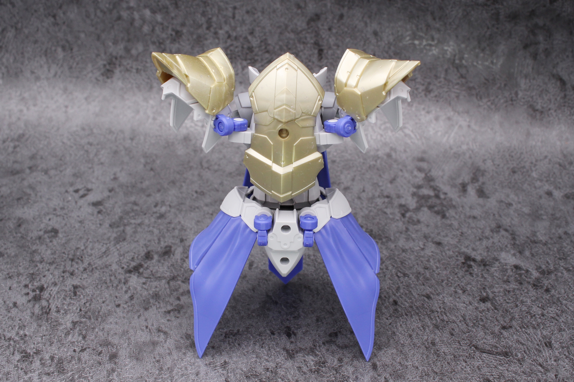 肩と背中にアーマーを取り付ける