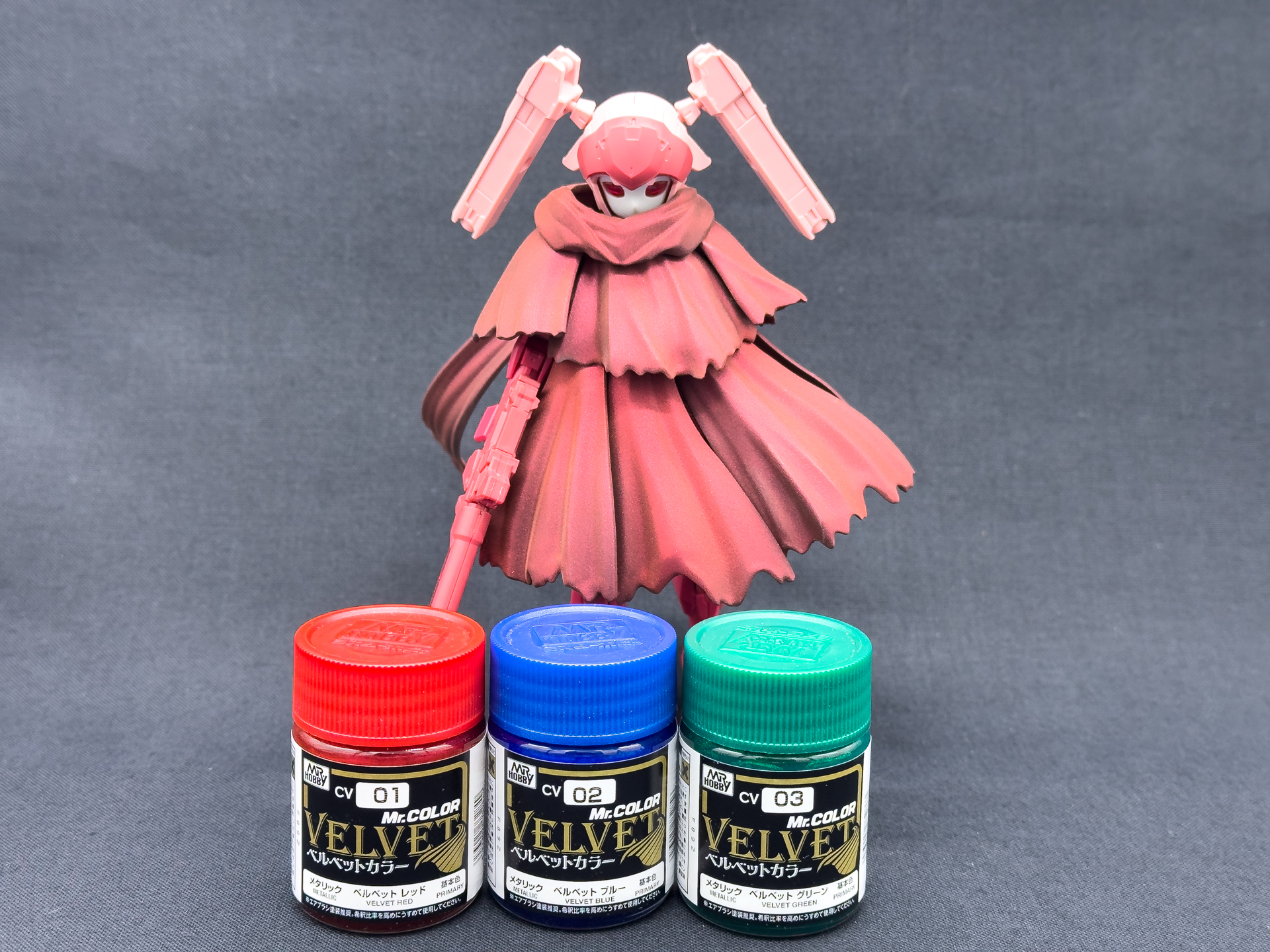 今回は「Mr.カラー ベルベットカラー」で「30MM 1/144 オプションパーツセット14 (マルチクロス)」をエアブラシで塗装。滑らかな布のような高級感のある輝きを放ちます。