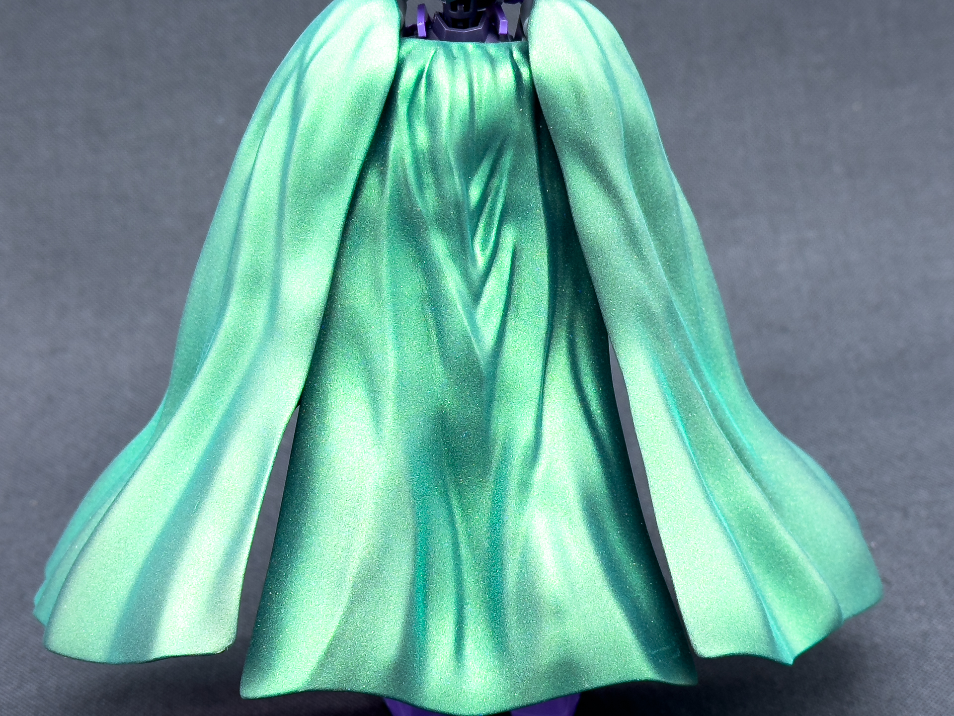 ベルベットカラーにて塗装された表面はこれまでのメタリック系塗料では再現できなかったベルベット調の輝きを再現できます。