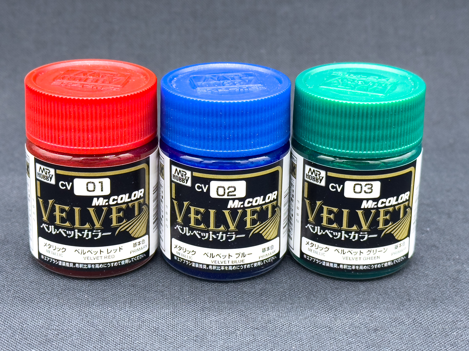 今回発売された「Mr.カラー ベルベットカラー」。レッド、ブルー、グリーンの3色が展開されています。