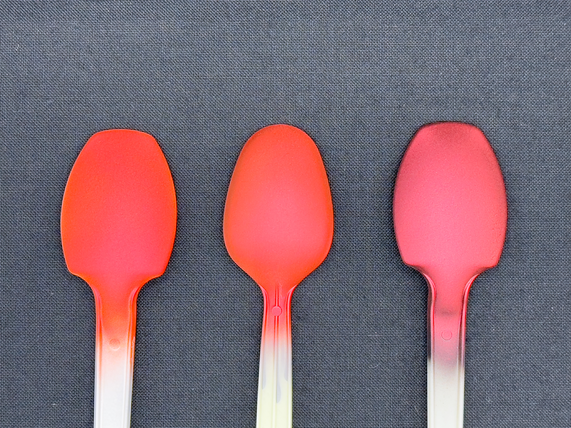 「ベルベットレッド」の発色変化。下地色は左から白、グレー、黒