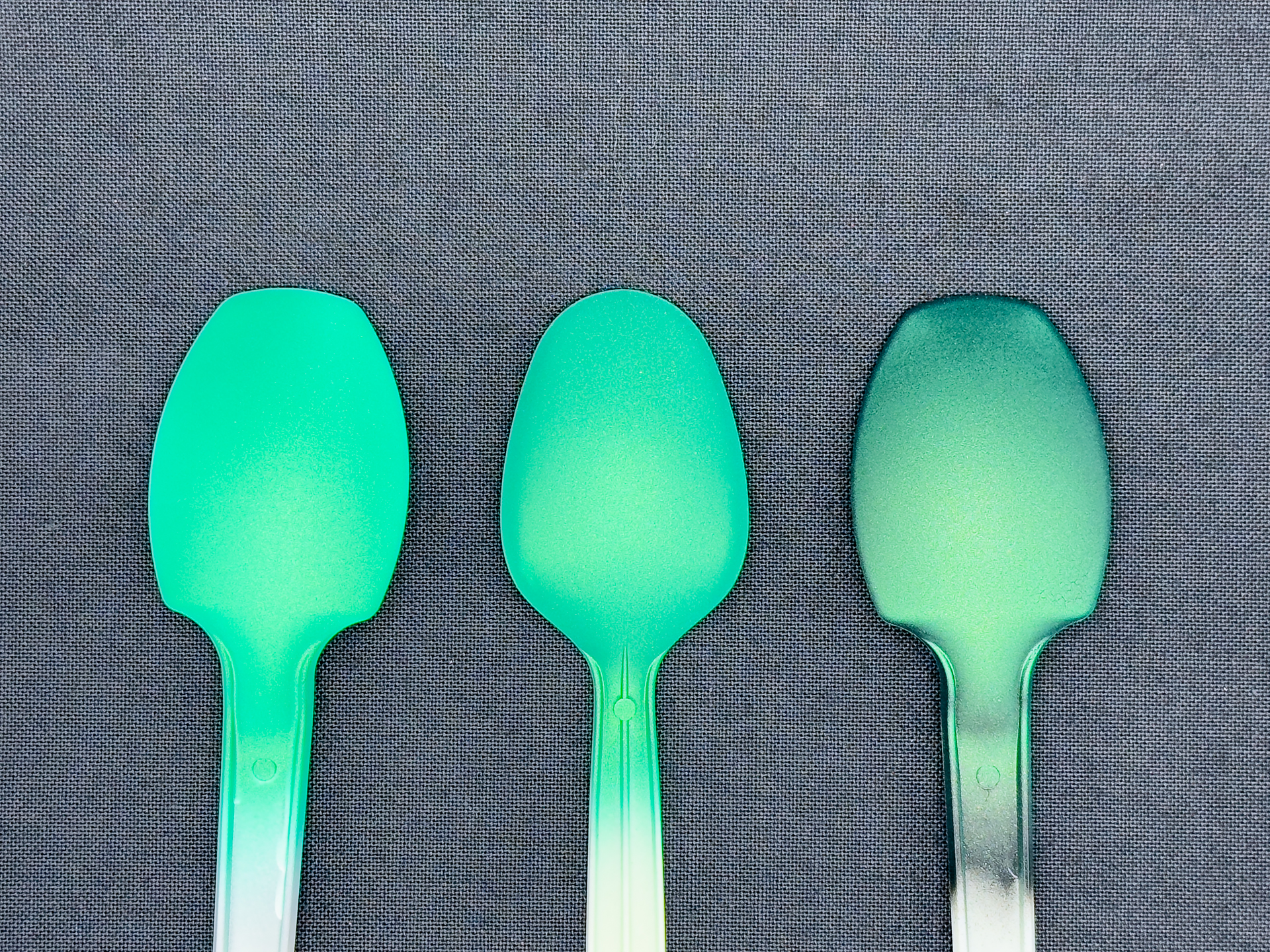 「ベルベットグリーン」の発色変化。下地色は左から白、グレー、黒