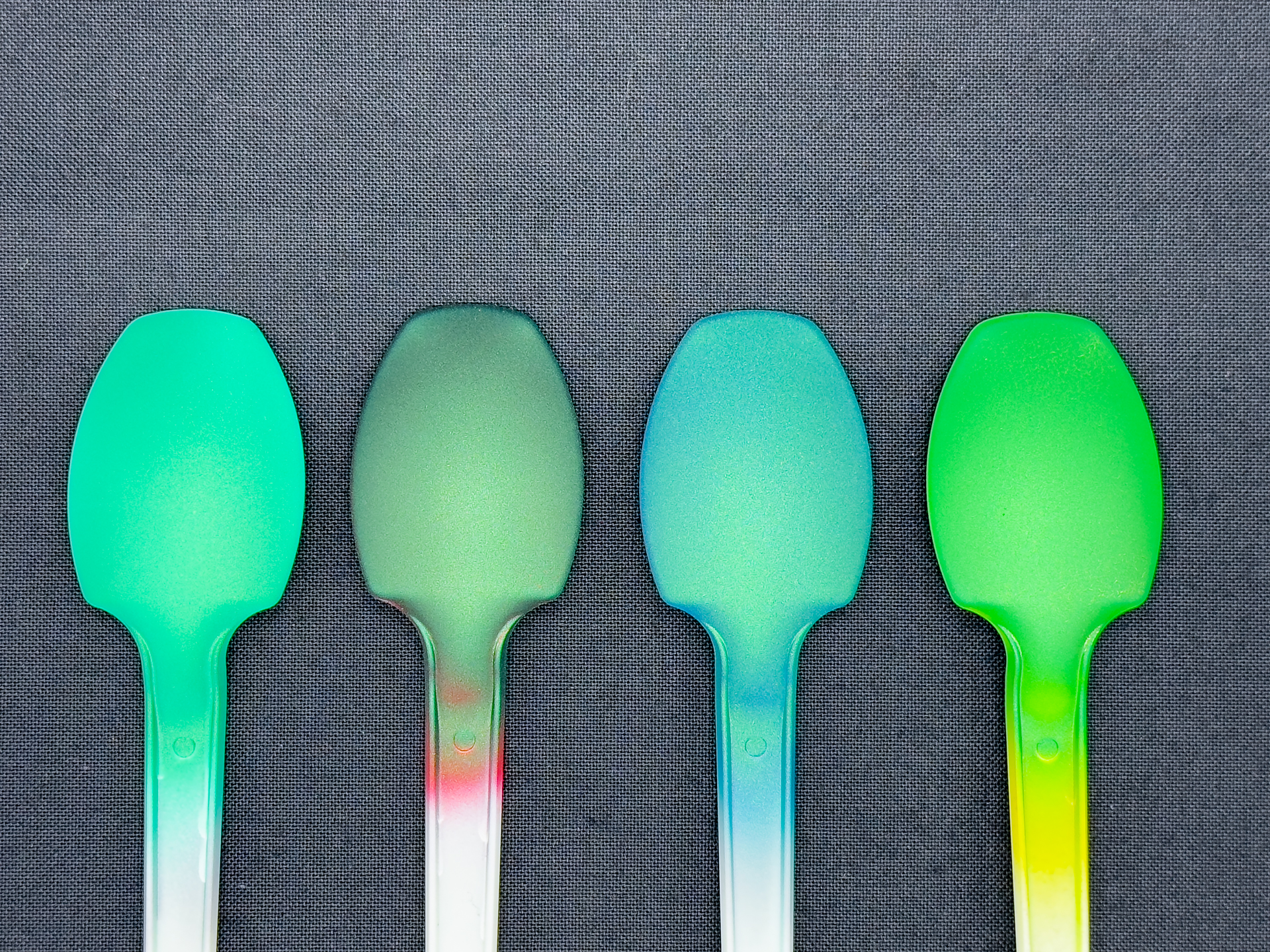 「ベルベットグリーン」の発色変化。下地色は左から白、赤、青、黄