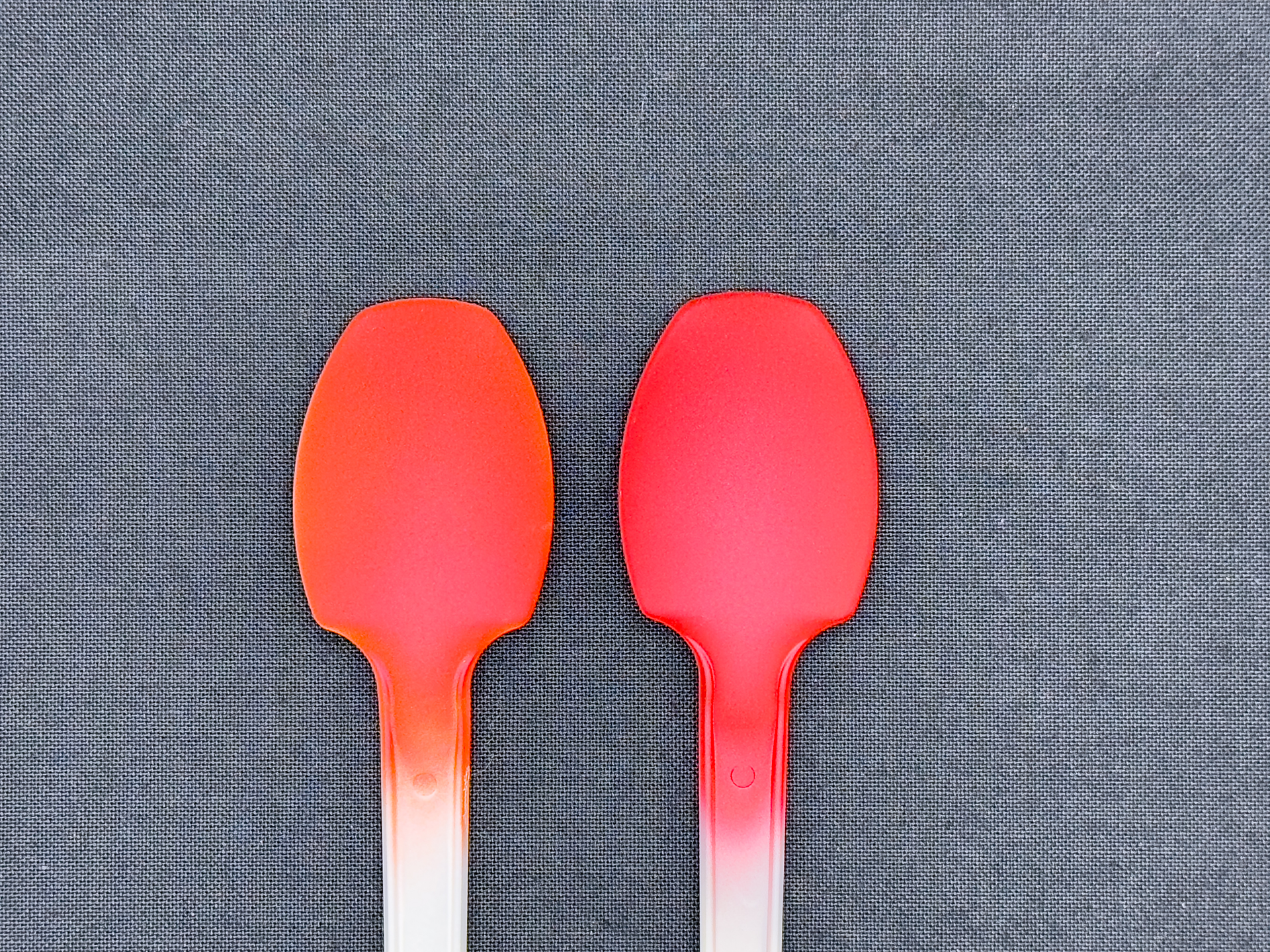 「ベルベットレッド」の白下地と赤下地。赤下地の方がより彩度が高く感じます。