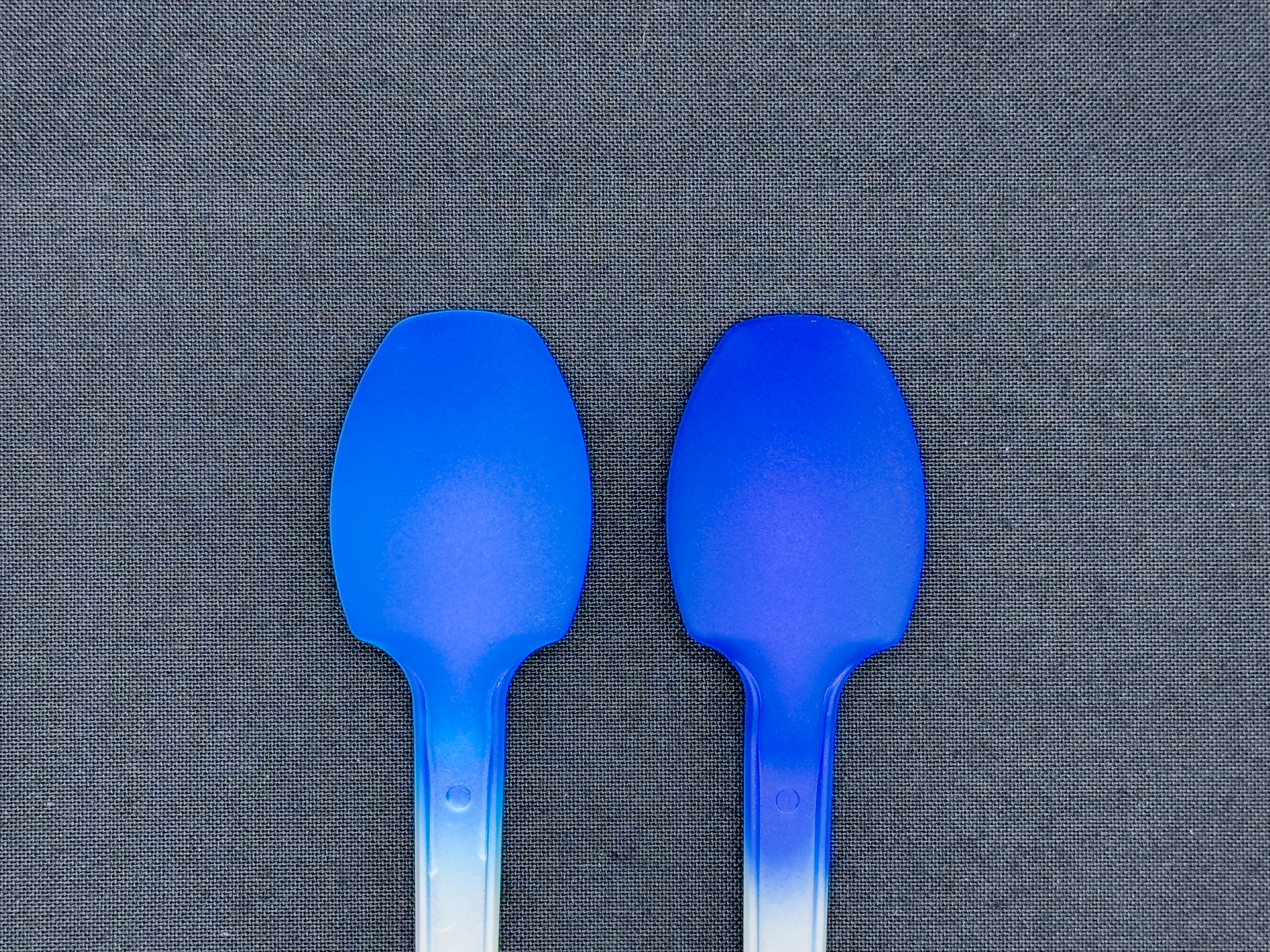 「ベルベットブルー」の白下地と青下地。「ベルベットレッド」と同様に青下地の方がより彩度が高く感じます。