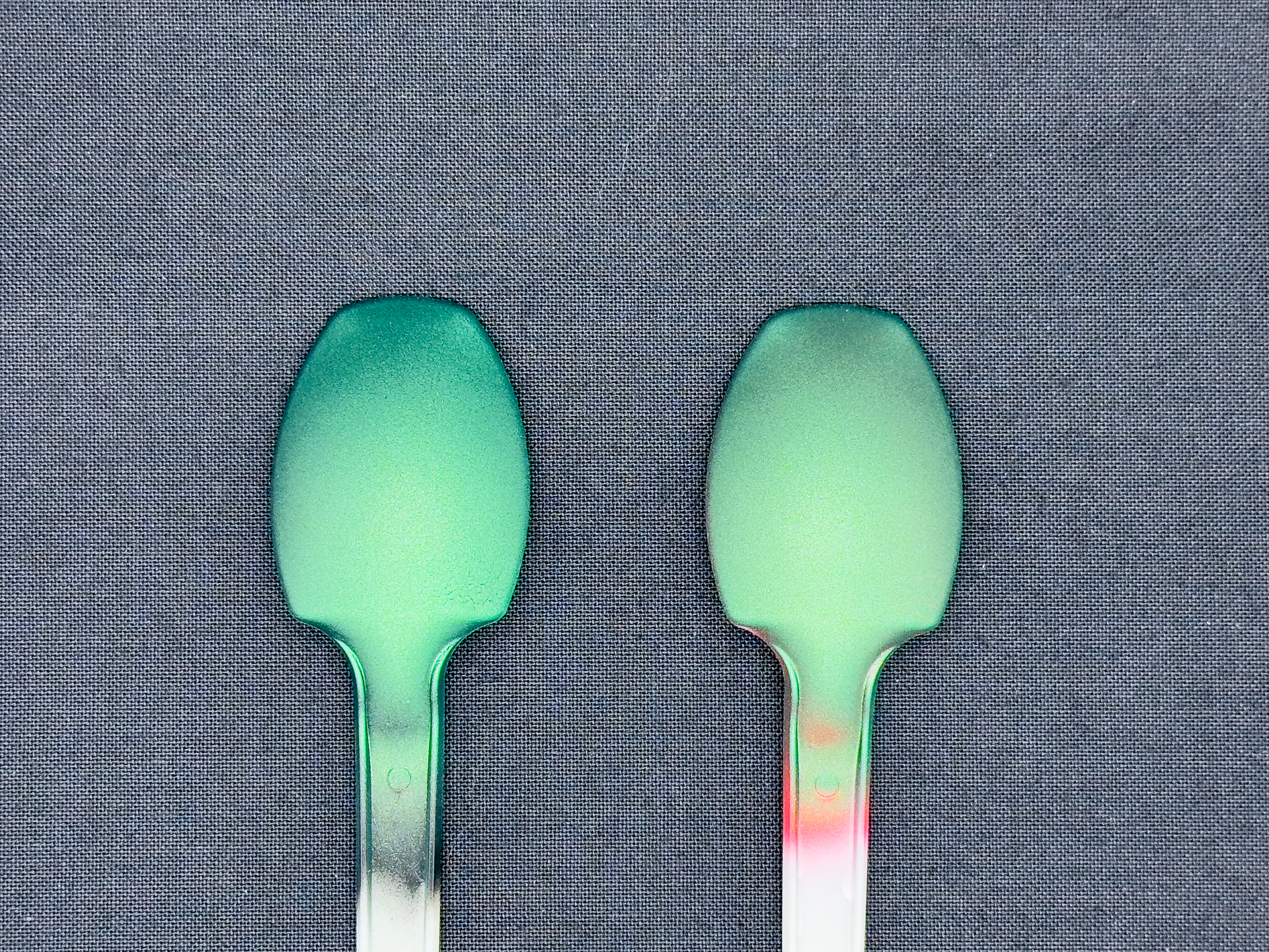 「ベルベットグリーン」の黒下地と赤下地。下地色に補色を使用することで黒下地と同等の明度に発色させることが可能です。