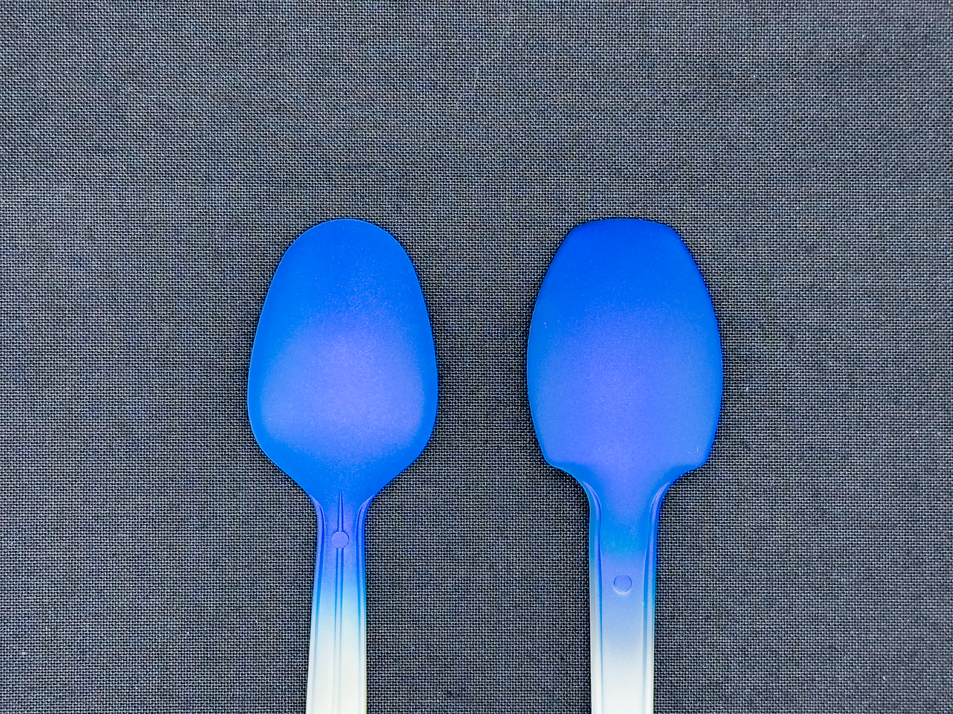 無光沢下地（写真左側）と光沢下地（写真右側）に塗布した「ベルベットブルー」。仕上がりには特段差異は見られないことがわかります。