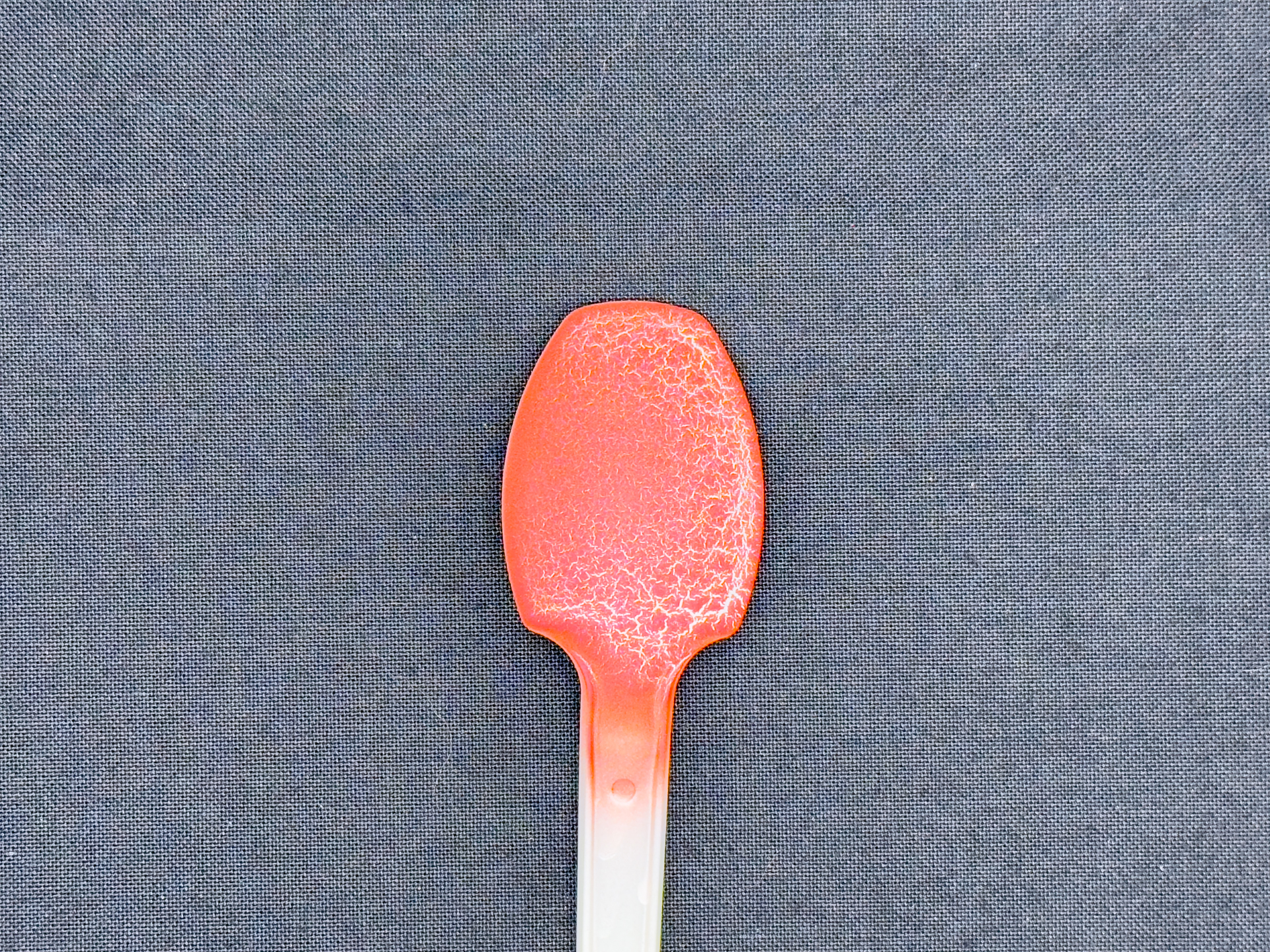 クラックを発生させた塗膜。光沢面を出す塗装方法では塗膜全体にクラックが発生してしまいます。