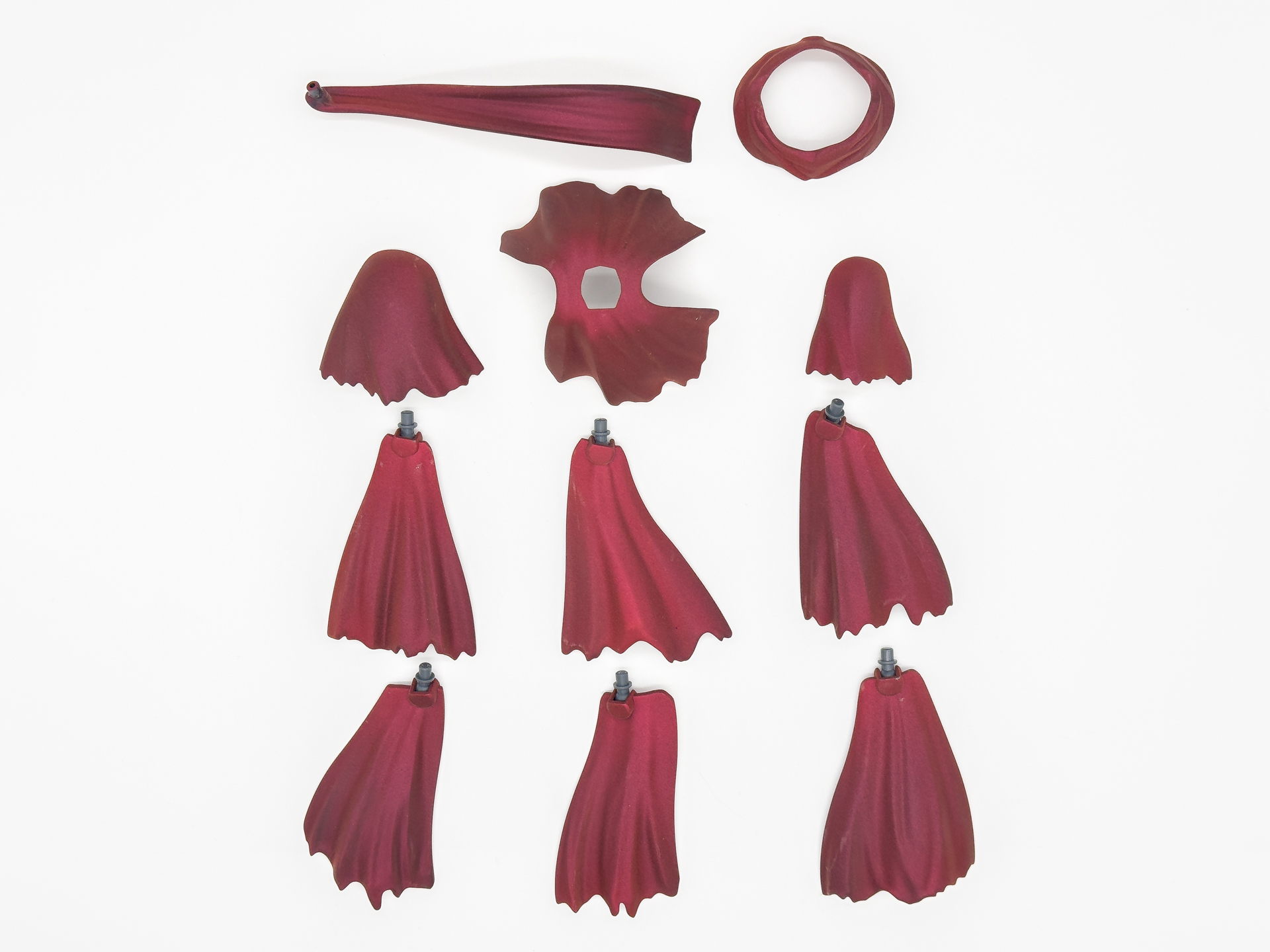 「ベルベットレッド」にて塗装したパーツ状態での「30MM 1/144 オプションパーツセット14 (マルチクロス)」。メタリックレッドから、ブラックに色味が変化します。