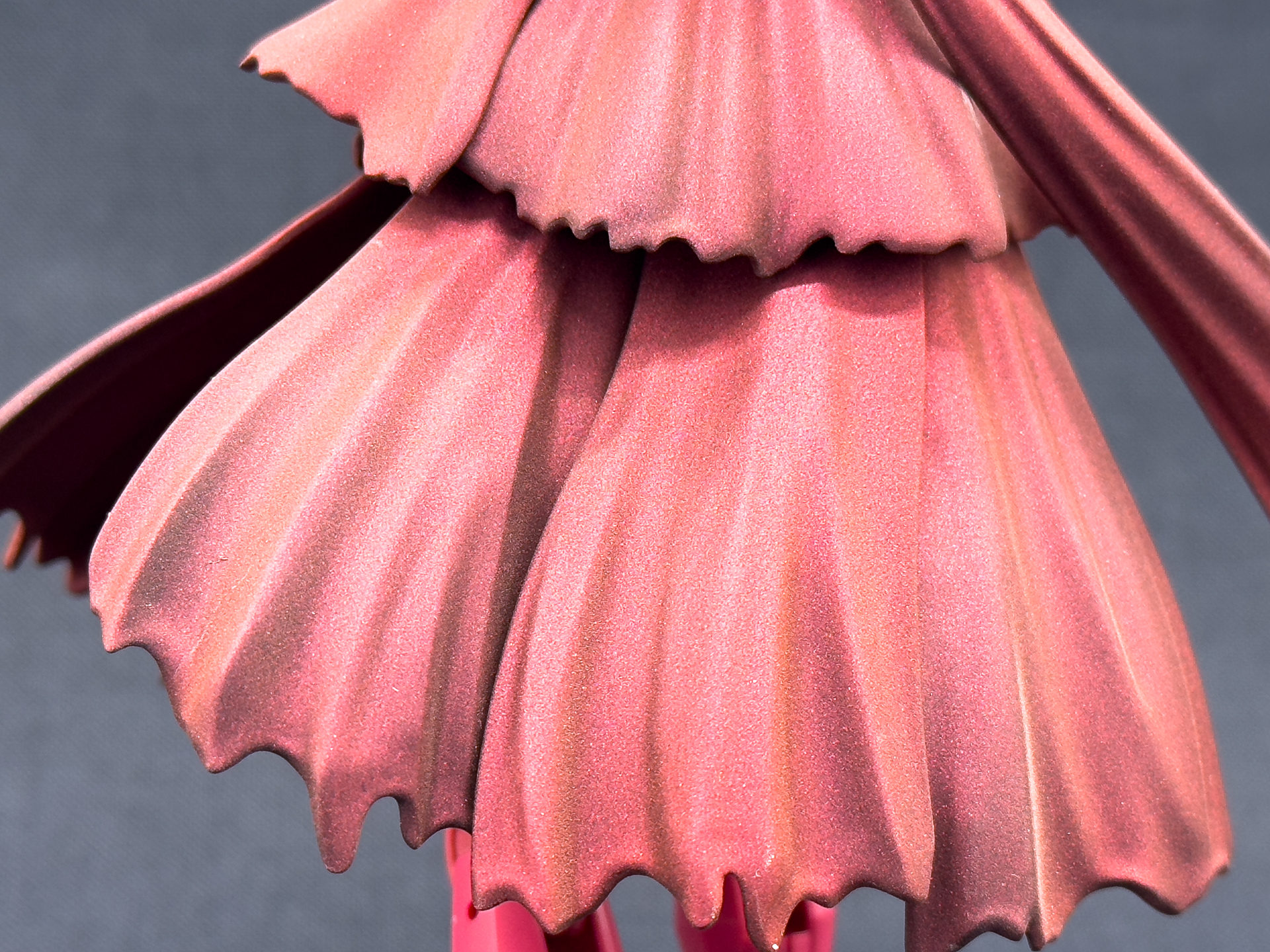 同じ色でもパーツ同士の重なりで違った色を見せてくれます。