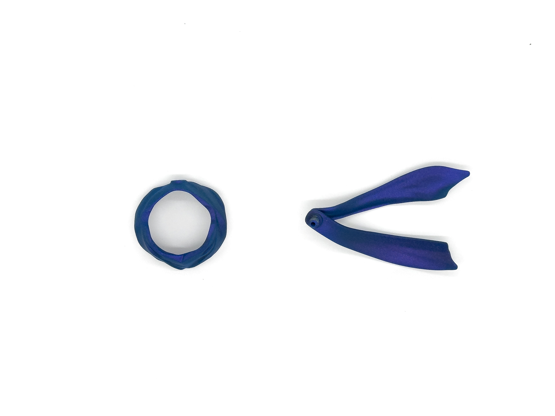 「ベルベットブルー」にて塗装したパーツ状態での「30MM 1/144 オプションパーツセット14 (マルチクロス)」。メタリックブルーから、ブラックに色味が変化します。