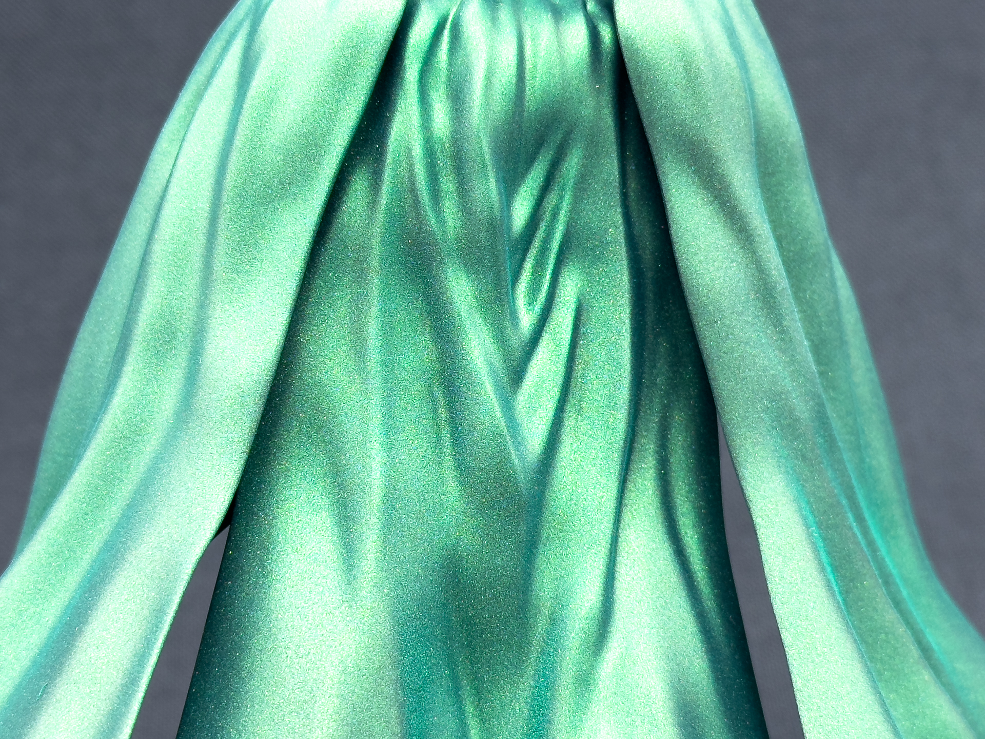 ベルベットカラーで広い面を塗装することにより、滑らかな布地のような表現ができました。