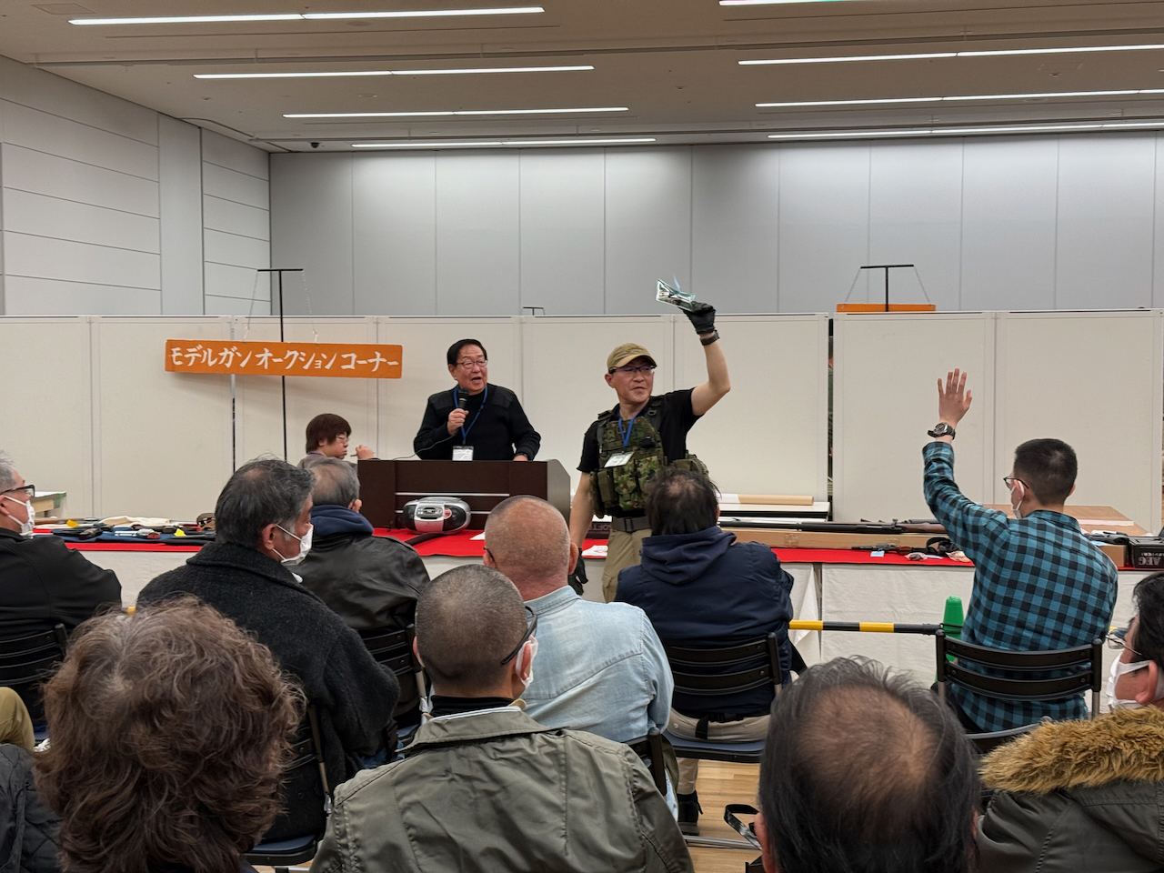 会場中央エリアでは、「モデルガンオークション」が開催されていた。その他ステージイベント、モデルガン、エアガンの試射体験なども行われ、盛り上がりを見せていた。