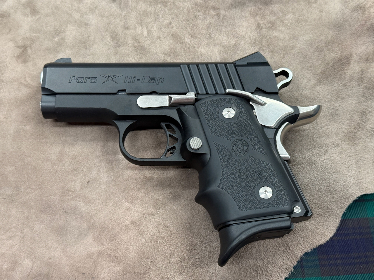 1911（ガバメント）クローンのメーカーによって作られた、ダブルカラムマガジンを使用する独自のフレームを採用するハイキャパの銃