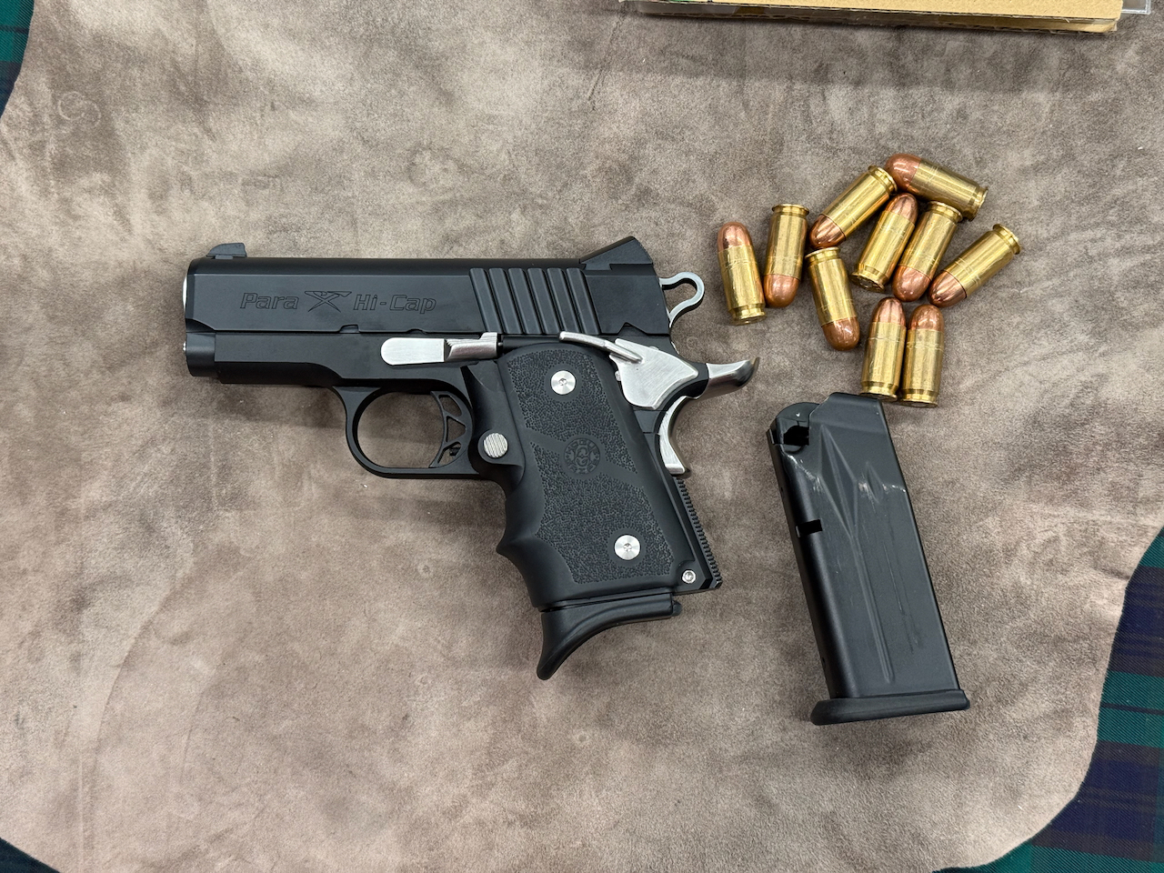 マガジンエンドは、フィンガーレスト付きと、フラットタイプの２種類が付属する。（マガジンは１つのみ）