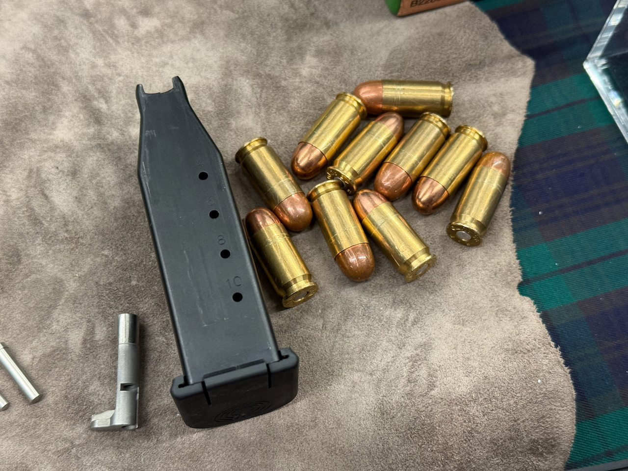 ずんぐりとしたマガジンに、これだけの45口径カートリッジが装填されるのだ