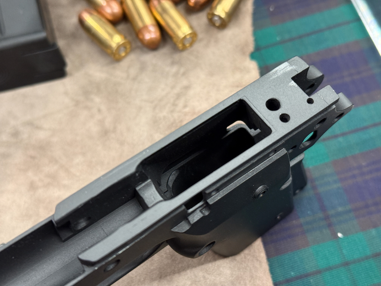 MGCやタニオコバにみられるような樹脂フレームに金属のシャーシーを入れ込む構造ではなく、樹脂で一体成型された新規フレームを製作