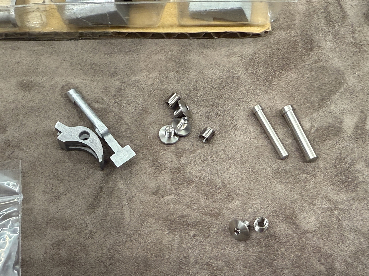 このようなネジ、ピンなどに至るまで新規製作となっている