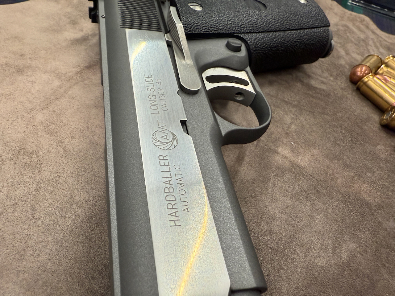 ステンレスを切削、研磨した実銃の印象を薄い板を貼り付けることで再現