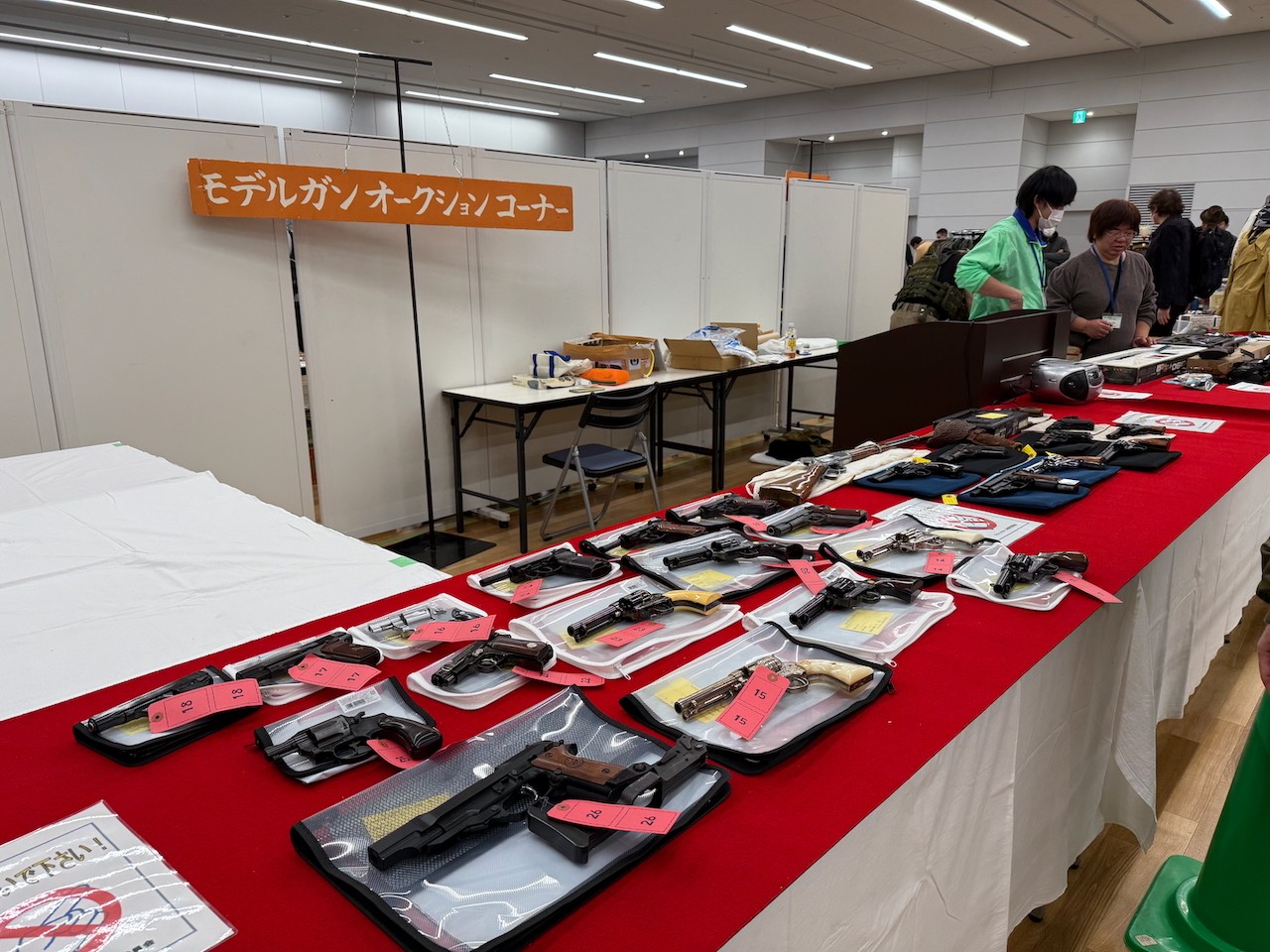 ずらりと並べられたオークション出品