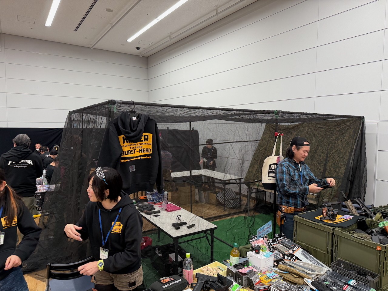 ショップや、一般ディーラーなど多彩な出展が行われていた