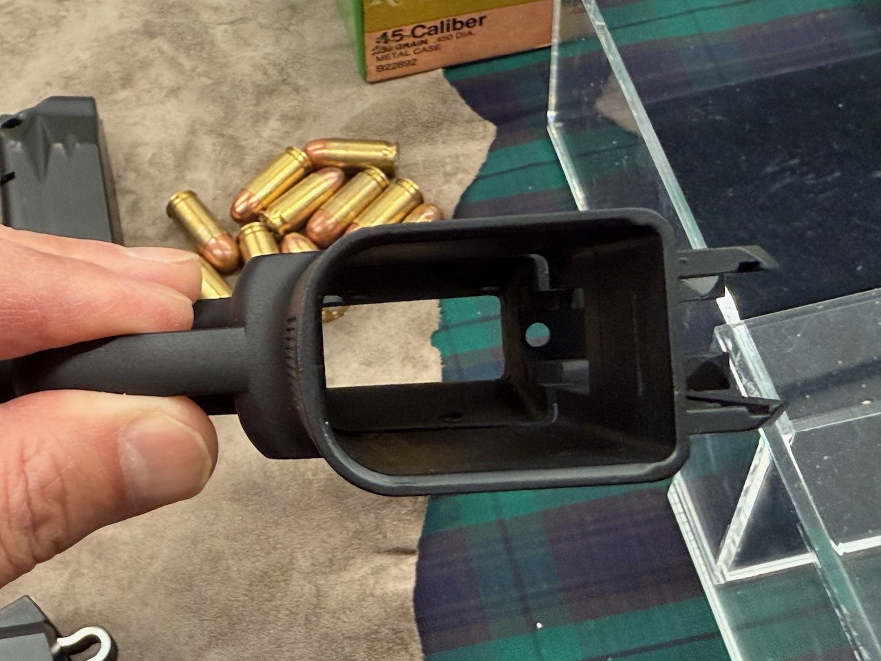 この薄いフレームにぴったり合うネジを作るなど、部品には高い精度が求められる