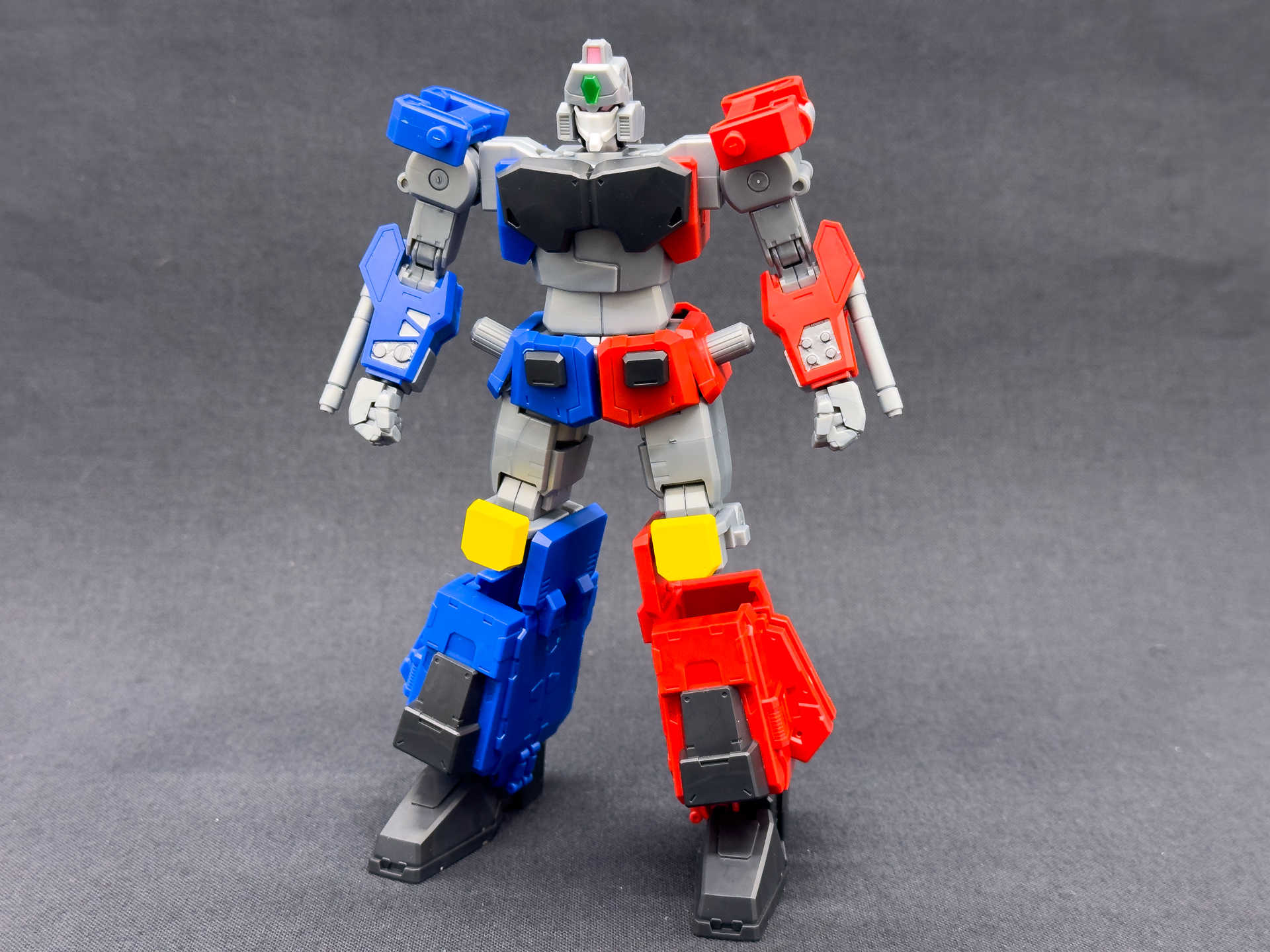 超竜神専用パーツ。パーツの多くを差し替え変形とすることで可動域、プロポーションを損なうことなく完成品を楽しむことが可能です。