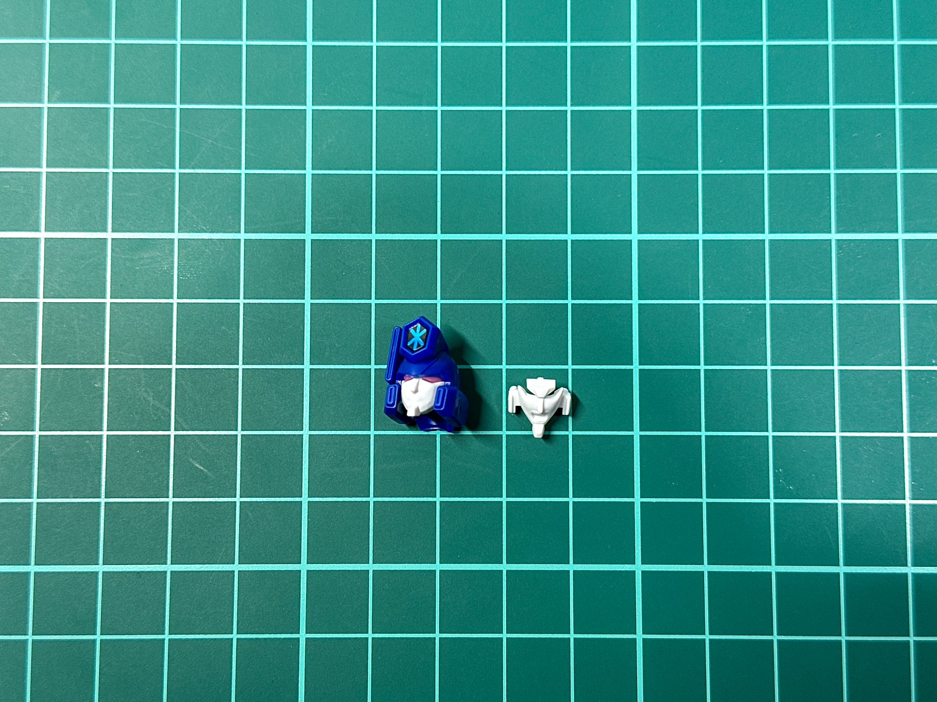 組み立て後の氷竜頭部パーツ。表情変更は頭部を分解して差し替えます。