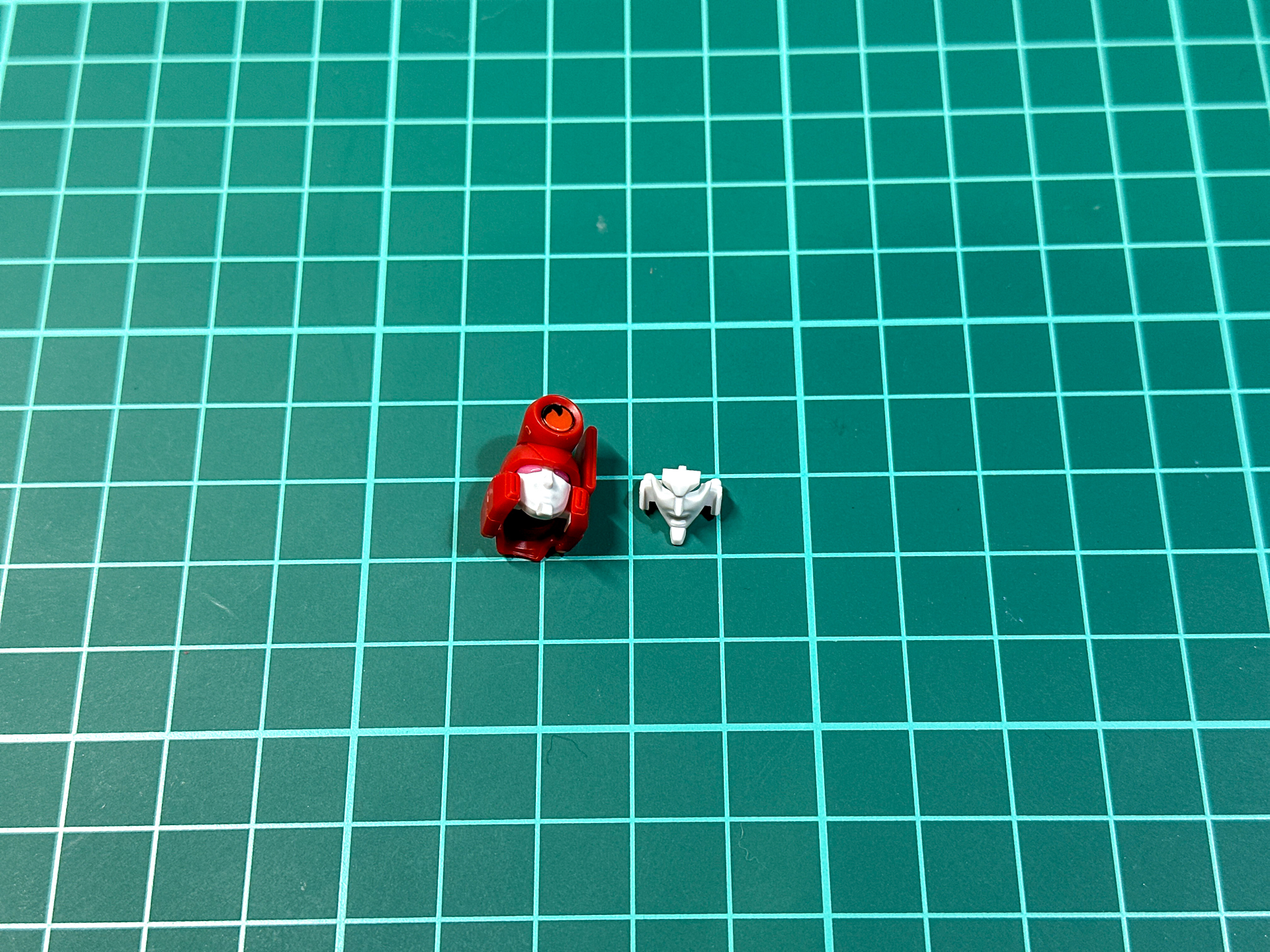 炎竜の頭部パーツは額のエンブレムが異なり外形は左右対称形状となっています。