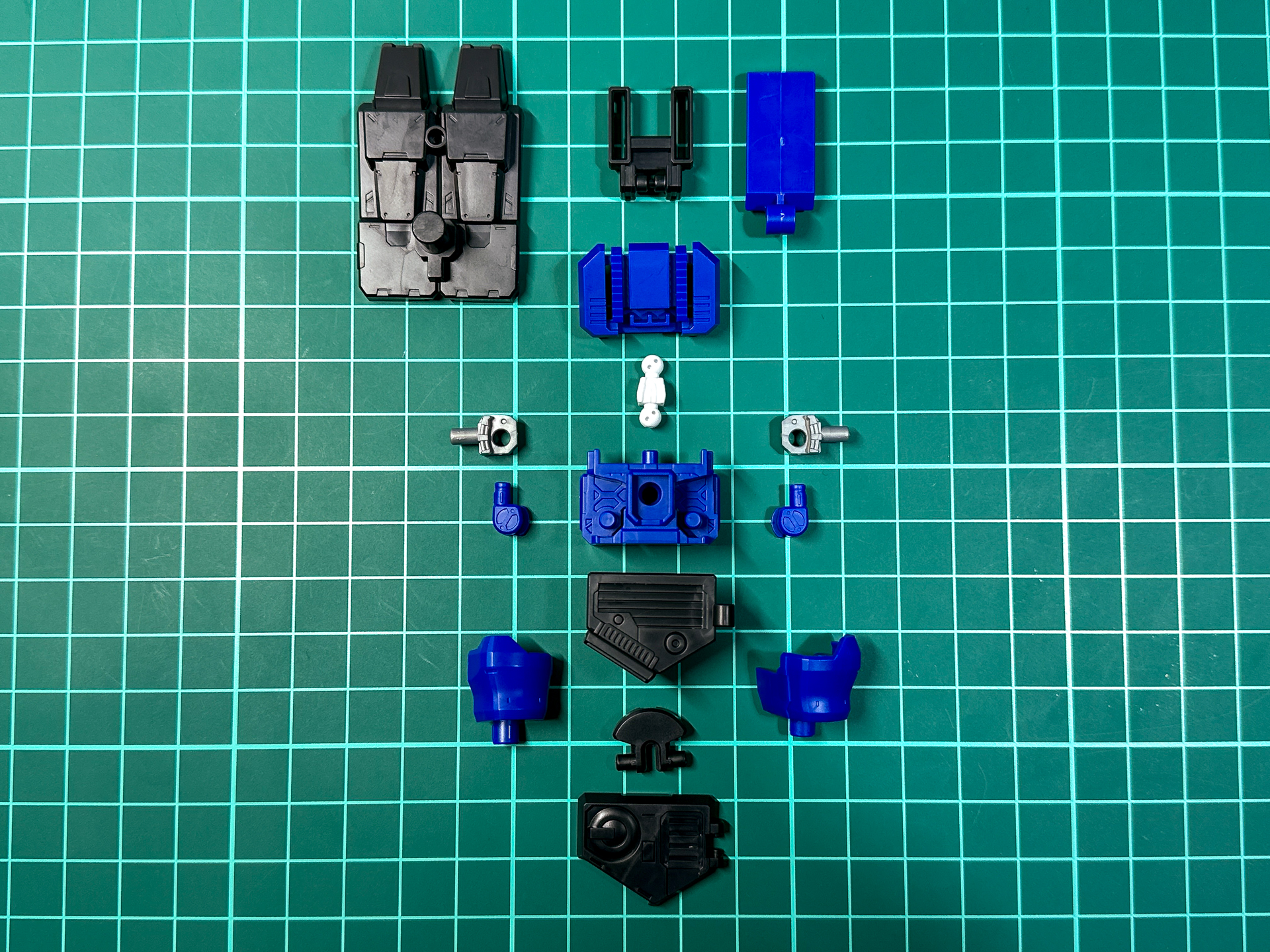 組み立て前の氷竜胴体パーツ。肩部ジョイントは変形の恩恵もあり、引き出し機構を有します。