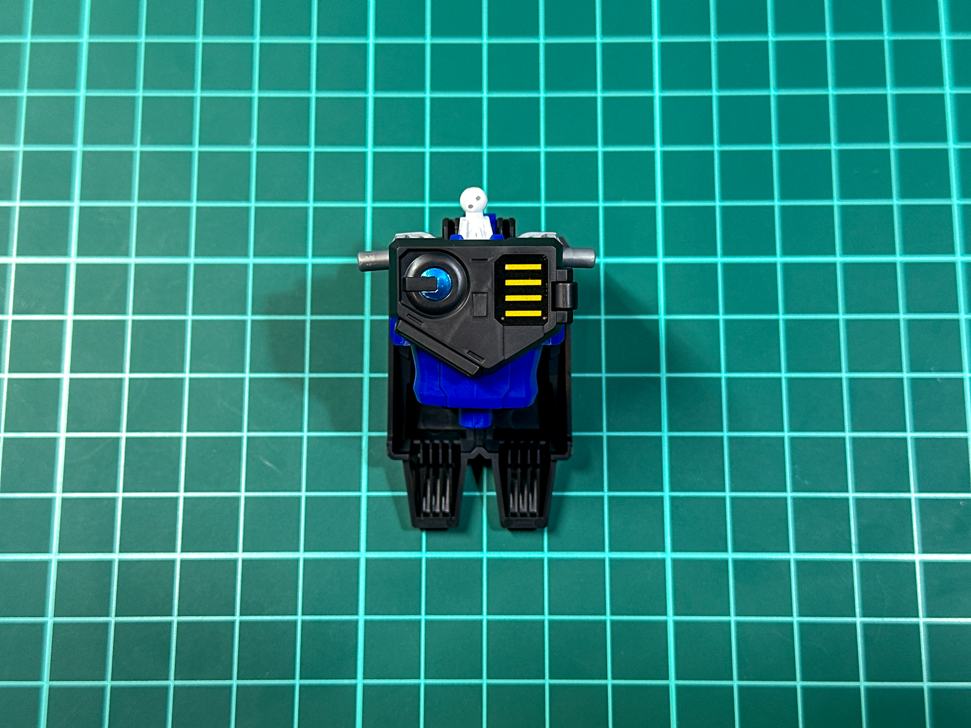 組み立てが完了した氷竜胴体パーツ。胸部パーツの色分けはシールによる:色分けとなっています。