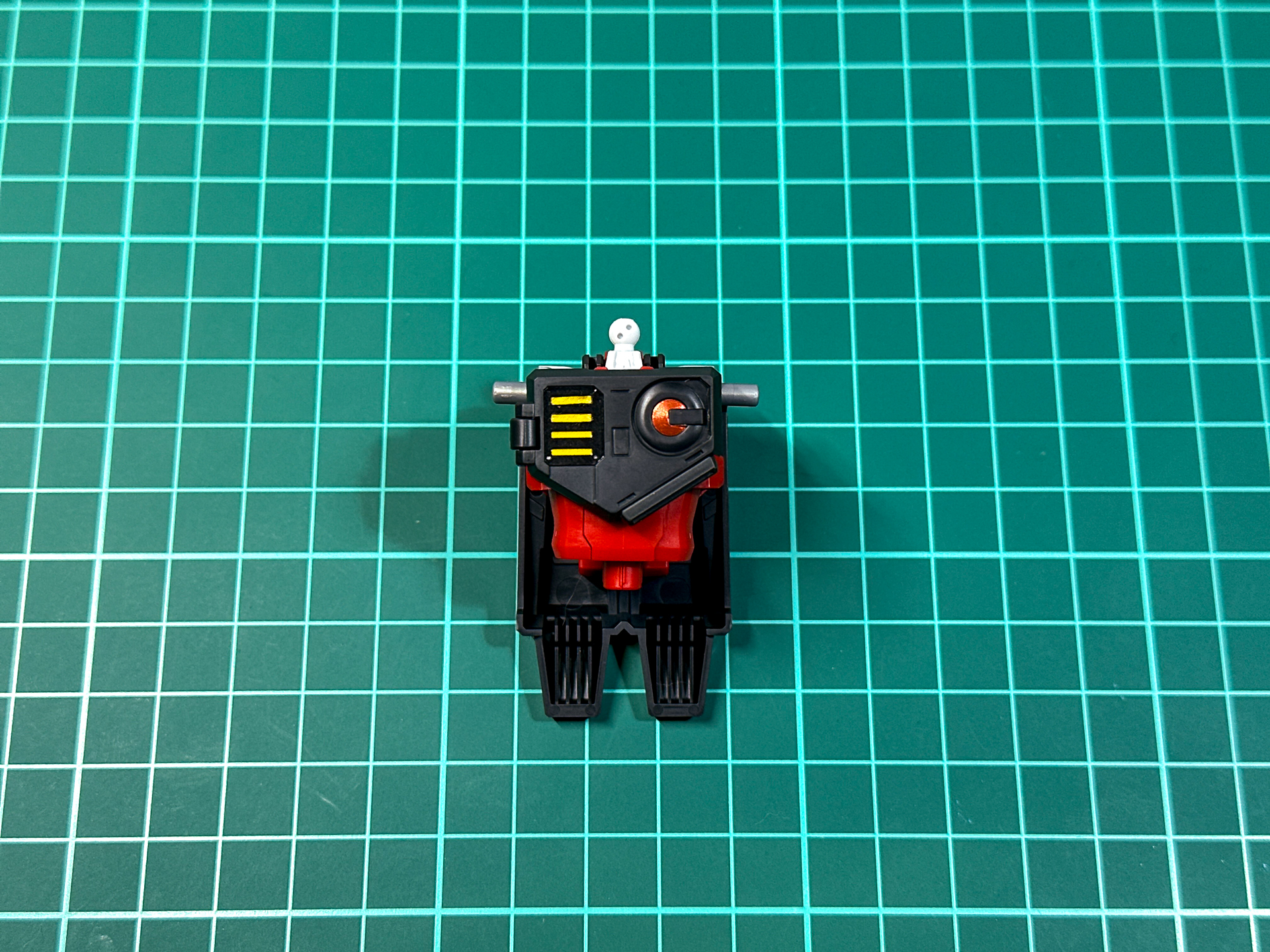 炎竜の胴体パーツは氷竜の左右対称形状となっています。