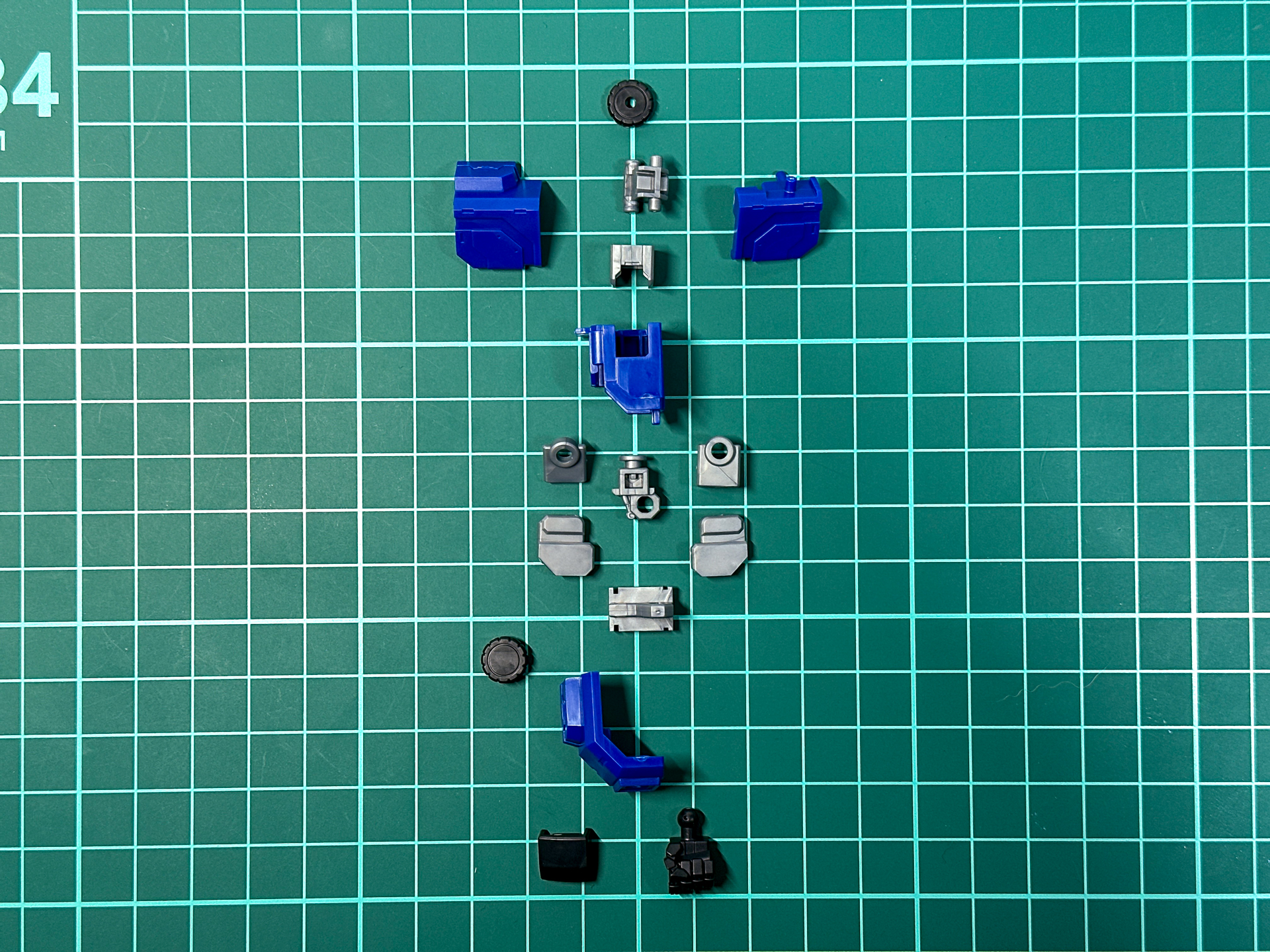 組み立て前の腕部パーツ。肘関節は最近のキャラクタープラモデルと同様に2重関節となっています。