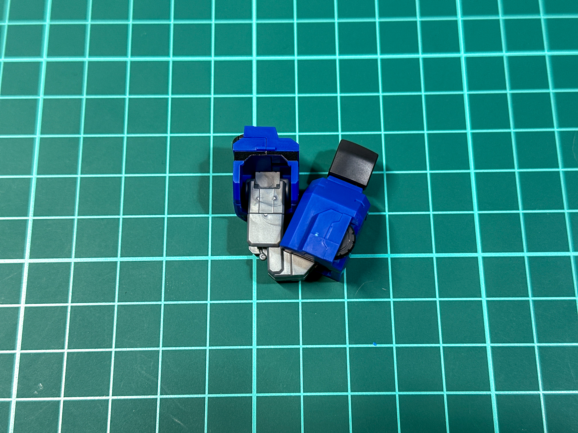 肘関節は2重関節により大きく可動します。