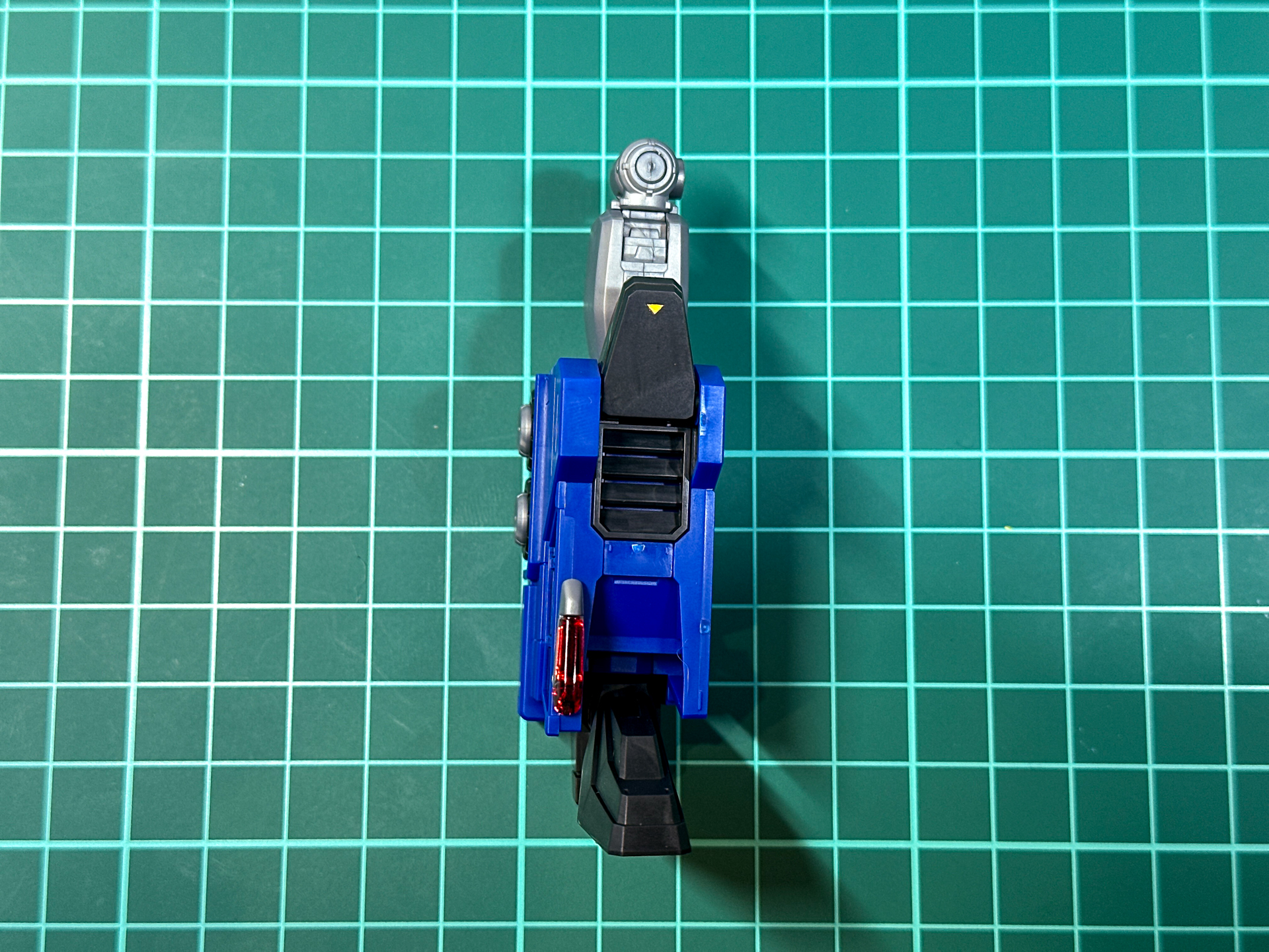 組み立てが完了した右脚部パーツ。ビークルモード時に窓となる部分はプラスチックシールによる色分けとなっています。